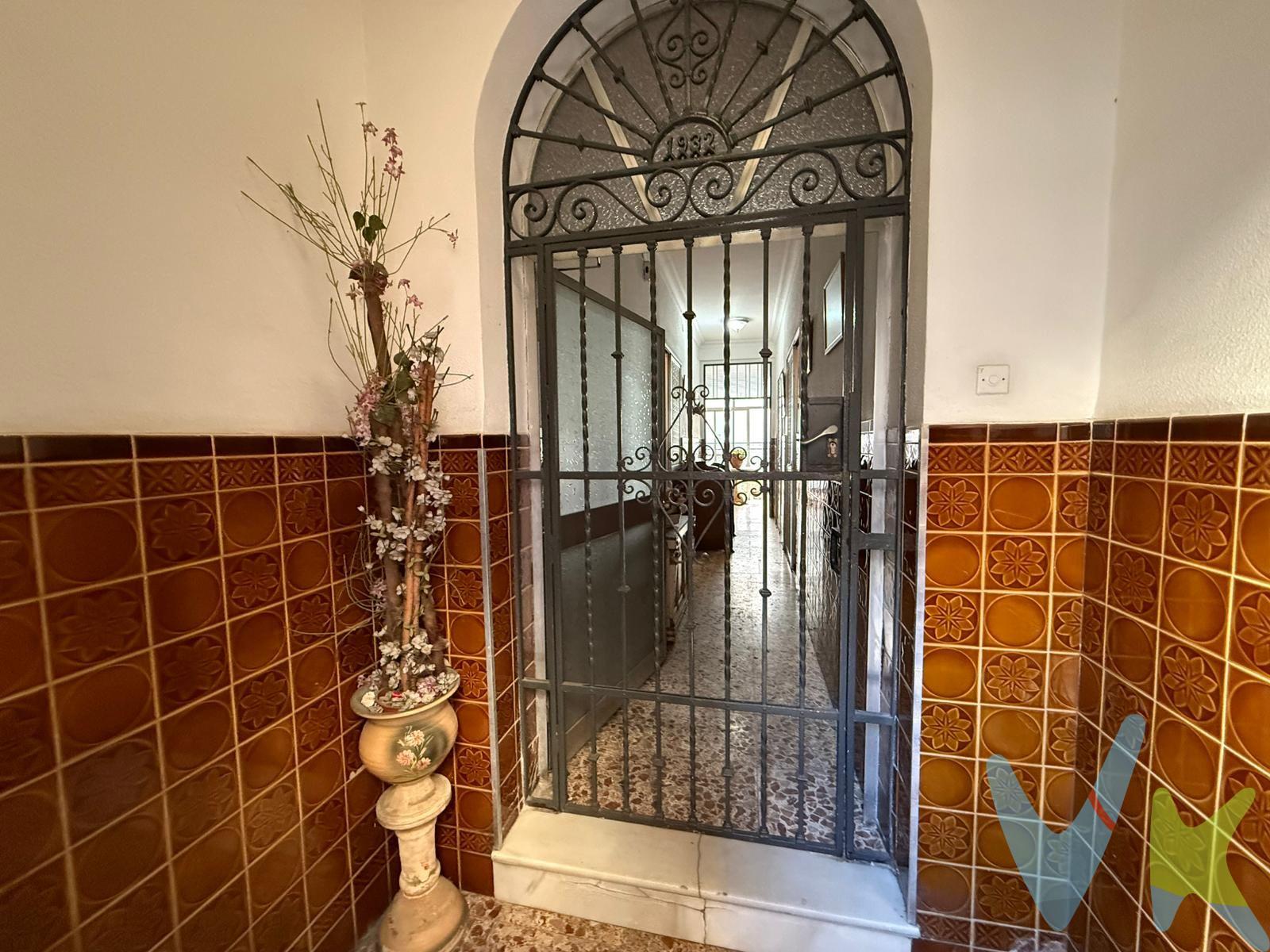 PRECIO DE VENTA: [990.000 + GASTOS] €. Edificio completo situado en Sevilla, en el entorno de calle Niña y calle Francisco de Ariño, compuesto por dos viviendas independientes y un local/cochera en planta baja. La primera vivienda, con acceso desde calle Niña, se distribuye en planta baja, primera planta y azotea. Dispone de amplios salones exteriores, cocina independiente, varias habitaciones, baños, balcones y azotea. Vivienda muy espaciosa que necesita reforma, con gran potencial tras su actualización. La segunda vivienda, con acceso desde calle Francisco de Ariño, cuenta con primera y segunda planta más azotea, dispone de ascensor, varios salones, cocina, dormitorios, baños y trastero. Necesita actualización parcial (ventanas, persianas y algunas puertas). El inmueble incluye un local/cochera con acceso desde la calle y desde patio interior, con capacidad aproximada para 23 vehículos, un valor añadido poco habitual en la zona. Ubicado en una zona residencial consolidada, con comercios, colegios, centros de salud y transporte público cercanos. Ideal para familia numerosa, uso mixto o inversión, con múltiples posibilidades. En cumplimiento de las obligaciones de información previstas en la Ley 10/2025, de 28 de diciembre, de servicios de atención a la clientela y transparencia, así como en la normativa sectorial vigente, se hace constar que el precio indicado no incluye los gastos e impuestos inherentes a la adquisición, los cuales se desglosan a continuación:. • Impuesto sobre Transmisiones Patrimoniales (ITP): se aplicará el tipo impositivo vigente en la Comunidad Autónoma de Andalucía (generalmente el 7% (69.300 €), sin perjuicio de tipos reducidos del 3,5%, 1,2% o 1% aplicables según las circunstancias personales del comprador o las características del inmueble). El impuesto se devenga sobre el Valor de Referencia de Catastro o el precio de venta, aquel que resulte superior. • Gastos de Notaría: Los honorarios notariales se calcularán conforme al arancel oficial regulado en el Anexo I, del Real Decreto 1426/1989, de 17 de noviembre, por el que se aprueba el arancel Notarial. • Gastos de Registro: La inscripción en el Registro de la Propiedad se facturará según el arancel oficial establecido en el ANEXO I, del Real Decreto 1427/1989, de 17 de noviembre, por el que se aprueba el arancel Notarial. • Gastos de Gestión (Gestoría): Los honorarios por la tramitación administrativa, liquidación de impuestos e inscripción registral ascienden a [545,00€] aproximadamente (IVA incluido). • Honorarios Agencia del Vendedor: incluidos en el PVP. • Honorarios Agencia del comprador: Se informa que existen honorarios profesionales a cargo del adquirente, en aquellos casos, en que se hubieran contratado servicios de encargo de compra. La agencia prestará los servicios de información, asesoramiento y acompañamiento previstos en el Encargo de Servicios y en el D.I.A. Si solicita servicios adicionales o personalizados, sus honorarios serán informados previamente, de forma individualizada y por escrito, conforme a la libertad de pactos y a la normativa vigente. NO VINCULADOS AL PRECIO DE COMPRA. Para una información exhaustiva sobre el funcionamiento, tipos impositivos y bonificaciones del ITP en Andalucía, puede consultar el portal oficial de la Agencia Tributaria de la Junta de Andalucía en el siguiente enlace:. https://www.juntadeandalucia.es/organismos/economiahaciendayfondoseuropeos/areas/tributos/juego/tributos/paginas/impuestos-cedidos-transmisiones.html. Documento D.I.A. a disposición del consumidor según Decreto 218/2005 Junta de Andalucía. 
