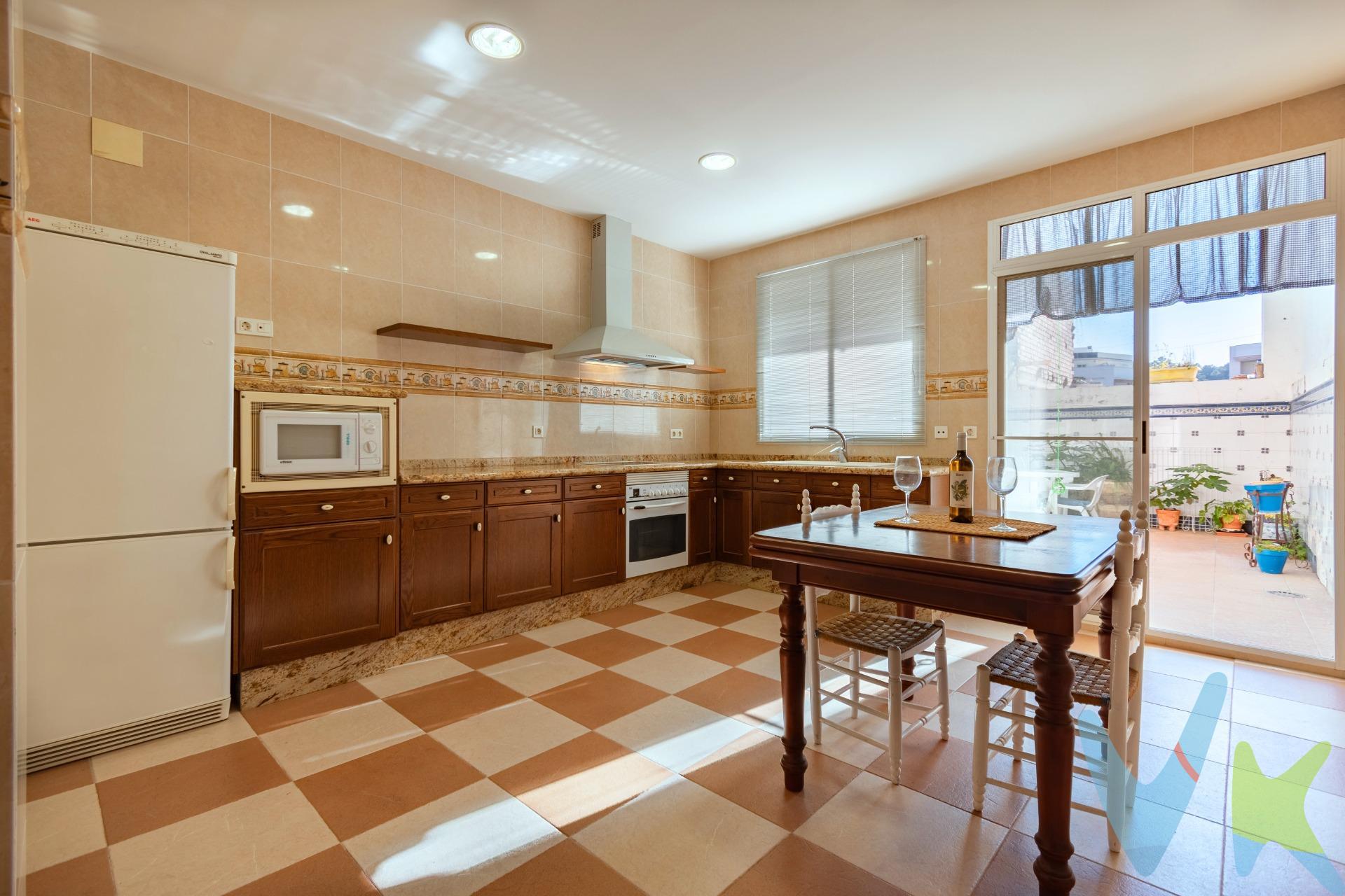 En el corazón del encantador pueblo de Borriol, se encuentra una casa que no solo es un refugio, sino una experiencia de vida. Al cruzar la puerta, te recibe una zona de sala de estar, un baño reformado te ofrece comodidad y estilo, mientras que la joya de esta casa es su impresionante cocina. . Imagina preparar tus platos favoritos en este espacio amplio, donde cada rincón ha sido diseñado con esmero. Y lo mejor de todo: ¡tienes acceso directo a un hermoso patio!. Este patio no es solo un espacio exterior; es una extensión de tu hogar donde podrás disfrutar de comidas al aire libre, celebraciones familiares o simplemente relajarte con un buen libro. Además, cuenta con una cocina exterior que hará que cada barbacoa y reunión sea un evento memorable. Subiendo a la primera y segunda planta, encontrarás más espacios que se adaptan a tus necesidades: dormitorios acogedores que invitan al descanso y tranquilidad. Vivir en la Avenida Zaragoza significa estar cerca de todos los servicios del pueblo mientras disfrutas de la paz y la privacidad que solo tu hogar puede ofrecer. Cada día será una nueva oportunidad para crear recuerdos en este lugar especial. Si sueñas con un hogar donde cada rincón cuente una historia y cada día sea una nueva aventura, no busques más. ¡Esta casa en Borriol está lista para convertirse en tu nuevo hogar!