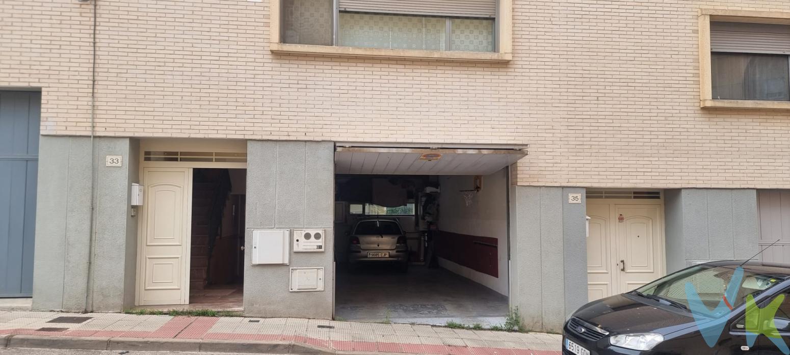 Vivienda unifamiliar con merendero en sótano, garaje en planta y tres alturas donde se encuentran: en la primera, su amplia cocina, baño y en salón con salida directa a terraza privada y zona comunitaria, en segunda alturas, tres dormitorios y baño y en la tercera la planta ático con terraza. Cocina equipada en merendero, chimenea, toldos en terraza, jardín privado y acceso a la zona comunitaria que cuenta con jardín privado y piscina. Caldera renovada.