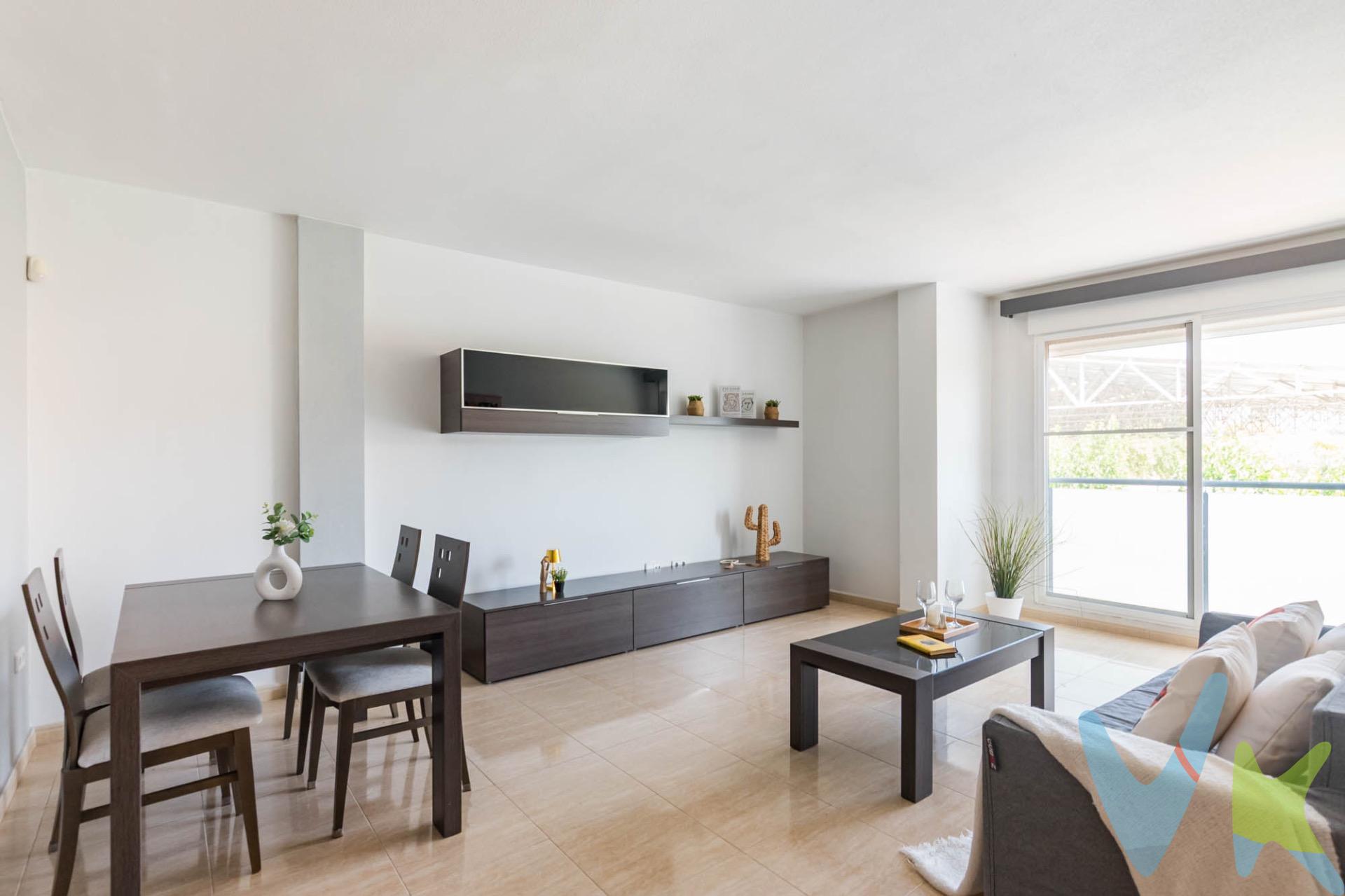 Descubre este magnífico piso en Ceutí, ideal para familias que buscan comodidad y funcionalidad. Consta de tres amplios dormitorios, perfectos para descansar y adaptarse a tus necesidades. Además, cuenta con dos baños completos que facilitan la vida diaria. La cocina independiente está diseñada pensando en los amantes del arte culinario, ofreciendo un espacio práctico y acogedor donde preparar deliciosas comidas. Este inmueble incluye una plaza de garaje privada, garantizando seguridad y facilidad al estacionar tu vehículo. También dispone de un trastero adicional para resolver cualquier necesidad de almacenamiento extra. Situado junto a un colegio local, es perfecto para las familias con niños pequeños o aquellos que valoran la proximidad educativa; además ofrece fácil acceso a servicios esenciales como supermercados, parques e instalaciones deportivas cercanas. No pierdas esta oportunidad única: ¡Un hogar diseñado especialmente para ti ! . 📞 ¡Contacta con nosotros para más información o para concertar una visita!. PVP: 129.900€. No incluye gastos, impuestos y demás gastos legalmente correspon-dan al comprador: ITP del 7,75% con carácter general; existen excepciones se-gún normativa aplicable (1). Base imponible el mayor valor entre el precio de ven-ta o el valor referencia catastral. Gastos Notaría y Registro: 1.900€ aprox. según complejidad y aranceles vigentes (2). Financiación: gastos de hipoteca, tasación y gatos bancarios a cargo del comprador, según su necesidad y elección. Servi-cio doble de intermediación: Honorarios inmobiliaria a cargo del comprador: 3% precio final con un mínimo de 3.000€, más IVA (21%), salvo acuerdo contrario tras negociación, no incluidos en PVP. Operación y condiciones de compraventa sujeta a aceptación expresa del vendedor. Para acceder a información y docu-mentación legalmente exigible por el consumi-dor: https://www.inmotasa.es/consumidor/. Comercialización en multiexclusiva: Por mandato expreso del propietario, este inmueble se comercializa en multiexclusiva, lo que garantiza un acceso completo a la información, un servicio profesional y una gestión ordenada, sin interferencias de terceros. Si eres agente inmobiliario y tienes un cliente interesado, estaremos encantados de colaborar. Una compra tranquila y bien acompañada: Al contactar directamente con nosotros, evitarás molestias innecesarias a la propiedad. Nos encargamos de toda la intermediación, facilitándote la documentación, la información necesaria y un trato cercano, claro y sin complicaciones. (1) Para una información exhaustiva sobre el funcionamiento, tipos impositivos y bonificaciones del ITP en la Región de Murcia, puedes consultar el portal oficial de la Agencia Tributaria Autonómica en el siguiente enla-ce: agenciatributaria.carm.es/ITPAJD. (2) Tarifas notariales y registrales reguladas en Anexo I Del Real Decreto 1426/1989 y, Anexo I Del Real Decreto 1427/1989, respectivamente.