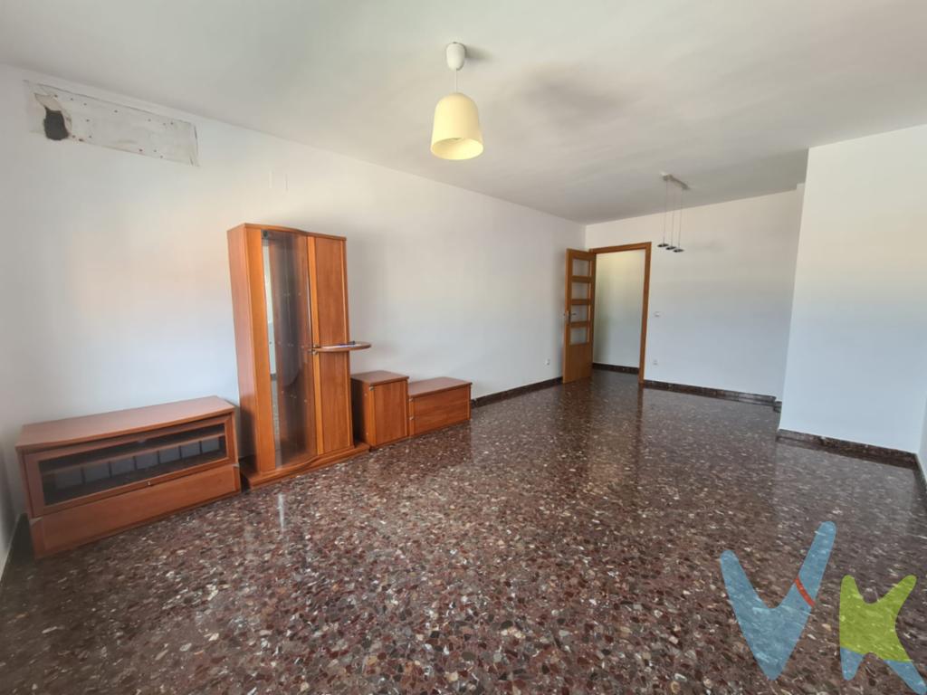 Vivienda en finca EN FINCA DEL 2006 CON ascensor, ubicada en buena zona del Barrio del Cristo: Juan Ramón Jiménez, rodeada de todos los servicios necesarios: transporte público, Consum nuevo, IES Beatriu Civera, parque infantil. comercios de barrio, etc..... DISTRIBUCIÓN DE LA VIVIENDA:  83MTS² ÚTILES (datos extraídos de catastro) + GARAJE + TRASTERO recibidorsalón comedor EXTERIOR de 20mts²cocina independientegalería2 habitaciones dobles interioreshabitación principal amplia2 baños completos: uno con ducha y otro con bañera en habitación principal CALIDADES DE LA VIVIENDA:finca muy bien cuidada, del 2006, CON ASCENSORsuelo de terrazoventanas climalitambientes amplios y cómodos ¡¡¡¡ PLAZA DE GARAJE Y TRASTERO INCLUIDOS !!! LA VIVIENDA, EN FINCA DEL 2006 CON ASCENSOR, SE ENCUENTRA MUY BIEN CUIDADA Y CONSERVADA. CON UNA MUY BUENA UBICACIÓN EN EL BARRIO DEL CRISTO: AVDA PRINCIPAL. SUS AMBIENTES SON AMPLIOS Y CÓMODOS. LOS IMPUESTOS, GASTOS DE NOTARÍA, REGISTRO Y GASTOS DE AGENCIA NO ESTÁN INCLUIDOS EN EL PRECIO DE VENTA.EL MOBILIARIO, ELECTRODOMÉSTICOS Y DECORACIÓN QUE APARECEN EN LAS FOTOGRAFÍAS DE LA VIVIENDA, NO ESTÁN INCLUIDOS EN EL PRECIO DE VENTA.