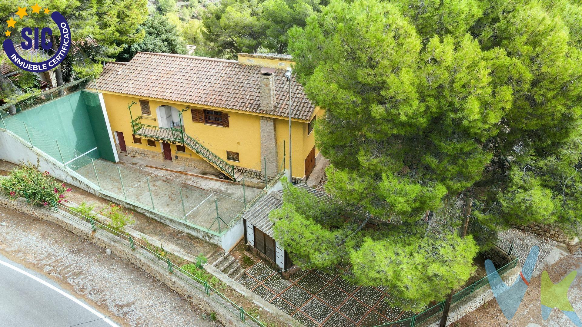 Descubre esta espectacular villa semireformada ubicada en la encantadora zona de Montornés - Las Palmas - El Refugio, donde el confort y la naturaleza se encuentran al unísono. Con una superficie construida de 524 m² sobre un amplio terreno de 1603 m² 🌳, esta propiedad cuenta con seis habitaciones amplias, ideales para disfrutar con familia o amigos. Disfruta del confort que ofrecen sus cuatro baños 🚽🛁 y relájate junto a la chimenea decorativa hecha a mano en su acogedor salón 🔥.   . La joya exterior es, sin duda, su impresionante piscina rodeada por 2 elegantes pérgolas 🍹☀️; perfectas para esos días soleados, donde podrás disfrutar de un buen café mientras disfrutas de las vistas espectaculares que tiene la zona. Además, podrás deleitarte cocinando al aire libre gracias a tu propia caseta barbacoa 🍖😋 mientras tus invitados juegan al frontón 🎾 (también adaptable como pista de pádel). . En dos plantas bien distribuidas encontrarás todas las comodidades necesarias junto con una gran terraza desde donde admirar vistas inigualables hacia el bello paraje natural circundante 😍✨. Esta vivienda no solo ofrece espacio sino también bienestar en cada rincón ¡No te pierdas esta oportunidad única! 💫. Es el momento que estabas esperando, para cambiar de hogar y disfrutar del relax que ofrece el entorno.