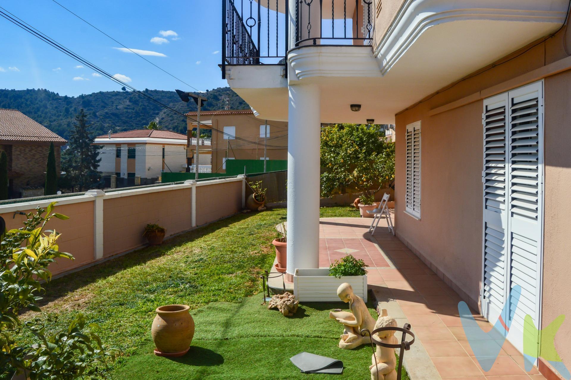 ¿Te imaginas despertar cada día con vistas a la montaña y tener la playa a pocos minutos? ¡Este chalet lo tiene todo!. Te presentamos esta fantástica propiedad, en perfecto estado y lista para entrar a vivir, donde la tranquilidad del entorno natural se combina con la cercanía al mar. En la planta baja encontrarás:. Tres cómodas habitaciones dobles. Un baño completo. Un salón comedor amplio y lleno de luz natural. Una cocina integrada con acceso a un encantador patio techado, que conecta con el jardín privado con árboles frutales y una zona de barbacoa perfecta para disfrutar en familia o con amigos. En la primera planta:. Otra cocina totalmente equipada. Baño con ducha. Un gran comedor con salida a una espectacular terraza abierta con vistas despejadas a la montaña que te enamorarán. Además, cuenta con espacio para aparcar hasta 4 vehículos (2 en el interior y 2 en el exterior). Una casa que lo tiene todo: comodidad, espacio, naturaleza y mar. 📍 No dejes pasar esta oportunidad única. Gastos de compraventa e impuestos no incluidos en el precio. Honorarios de agencia aparte. Contáctanos para más información o para concertar una visita. ¡Te encantará!