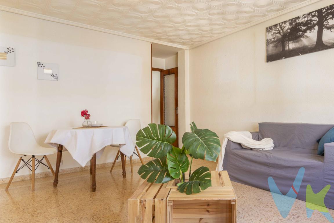 Esta vivienda se encuentra en la tercera planta de un edificio con ascensor, construido en 1975, en el municipio de Tavernes Blanques, a tan solo 10 minutos en coche del centro de Valencia. Además, cuenta con una excelente comunicación por autobús,  que conecta directamente con la ciudad. Su proximidad a la costa valenciana hace que también sea ideal para quienes desean vivir cerca de las playas sin renunciar a la comodidad del entorno urbano.La zona dispone de todos los servicios necesarios: supermercados, centros educativos, comercios locales y zonas verdes, lo que la convierte en una opción muy práctica tanto para familias como para personas que buscan tranquilidad y buena conexión con el centro.La vivienda dispone de cuatro habitaciones, de las cuales tres son individuales y una es de matrimonio, con acceso directo a un balcón exterior que aporta ventilación y luz natural. La distribución es cómoda y funcional, con una cocina independiente que incluye galería, ideal como zona de lavado o almacenamiento adicional. El salón comedor ofrece un espacio central para la vida diaria, y el baño completo con bañera da servicio a toda la vivienda.El inmueble se encuentra en estado original, por lo que requiere actualizaciones, lo que lo convierte en una excelente oportunidad para quienes desean reformar a su gusto y adaptar los espacios a sus necesidades. Gracias a su distribución, es fácil imaginar una modernización que aproveche al máximo sus más de cuatro estancias y zonas comunes.Con una superficie generosa y una distribución clásica, esta propiedad es ideal tanto como primera residencia familiar como para inversores que busquen una vivienda para alquilar tras su reforma. La presencia de ascensor en la finca y su ubicación dentro del núcleo urbano de Tavernes Blanques añaden valor a esta propuesta.