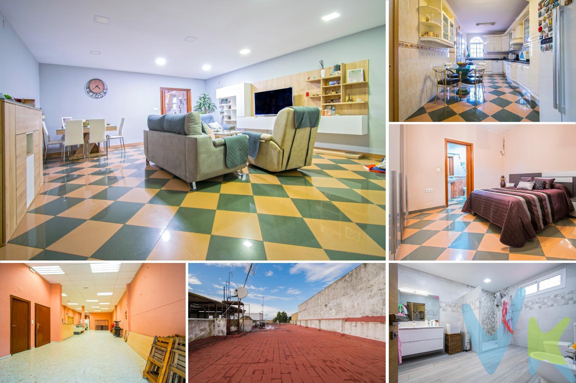 Esta preciosa cada adosada ubicada en Torreblanca dispone de 353 m2, de los cuales la planta baja es un excelente local con dos baños y la primera planta constituye la vivienda en sí. El local es muy amplio y su actividad estaba enfocada a la hostelería. Tiene muchas posibilidades para habilitarlo como vivienda. La vivienda en sí cuenta con amplio hall de entrada, un gran salón-comedor con split de aire acondicionado frío/calor, una cocina muy luminosa con amplio ventanal y puerta corredera, totalmente amueblada y equipada con electrodomésticos y termo eléctrico; dos baños con placa de ducha (uno completamente reformado muy amplio y con ventilación y otro en suite desde el dormitorio principal), y tres habitaciones todas con split de aire acondicionado frío/calor y una de ellas con un pequeño despacho incorporado a la habitación pero separado por una puerta corredera para mayor intimidad. La casa cuenta con una gran azotea. Si desea más información no dude en ponerse en contacto con nosotros. Informamos a nuestros clientes compradores que el precio de venta no incluye lo siguiente: Honorarios de la agencia inmobiliaria, Impuestos (I. T. P. , I. V. A. o A. J. D. , en su caso) ni otros gastos de la compraventa (gastos de Registro de la Propiedad, Notaría, Gestoría ni de posible Financiación). Documento D. I. A. a disposición del consumidor según Decreto 218/2005 Junta de Andalucía.