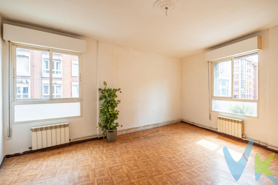 Piso en venta con plaza de garaje zona La Calzada.Presentamos una excelente oportunidad para adquirir un magnífico piso con plaza de garaje situado en el barrio de La Calzada, Gijón. Este inmueble ofrece la oportunidad de reformarlo a tu gusto.Este excepcional piso, construido en el año 1975, se encuentra en la tercera planta totalmente exterior excepto el baño. Con una superficie de 93 metros cuadrados construidos y 83 metros cuadrados útiles, el espacio ha sido diseñado cuidadosamente para ofrecer un ambiente hogareño y funcional que se adapta a cualquier estilo de vida.Compuesto por tres habitaciones muy luminosas, cada una de ellas proporciona un refugio personal y privado, ideal para el descanso o el estudio. La disposición de las habitaciones garantiza la entrada de luz natural durante todo el día, aportando calidez y luminosidad a cada rincón del hogar.El salón, de tamaño considerable, se presta a múltiples posibilidades de decoración, siendo el espacio perfecto para momentos de convivencia o relajación.La cocina independiente con gran capacidad de almacenaje.Baño completo con plato de ducha.Orientación Sur Este.Calefacción de gas. El edificio dispone de ascensor con lo que asegura un fácil y cómodo acceso al piso, sin importar la cantidad de compras que lleve consigo. Este detalle es un gran valor añadido para aquellos que buscan conveniencia y fácil movilidad.Un punto destacable de esta propiedad es su plaza de garaje 10 m2 privada, proporcionando no solo un espacio seguro para su vehículo sino también un valioso recurso en una ciudad como Gijón. La facilidad de aparcamiento añade una capa adicional de tranquilidad en la vida cotidiana.La ubicación del inmueble es sencillamente inmejorable. Situado en La Calzada, uno de los barrios más tradicionales y con carácter propio de Gijón, ofrece una gran variedad de servicios a sus residentes. La extensa oferta en comercio local, colegios, parques y centros de ocio asegura que todo lo que necesita esté a su alcance.A tan solo 8 minutos caminando de la preciosa playa del Arbeyal, Club de Natación Santa Olaya y 10 minutos de Carrefour y Cine Yelmo Ocimax.La conectividad desde esta ubicación es óptima. Con paradas de bus próximas al edificio, el transporte público facilita la movilidad dentro de Gijón. Además, la cercanía a la estación de trenes a tan solo10 minutos caminando amplía las opciones para desplazarse fuera de la ciudad, ya sea por motivos de trabajo o placer.En resumen, este piso representa una oportunidad incomparable para establecerse en un verdadero hogar en Gijón. Cuenta con todas las características necesarias para una vida confortable y plena. La mezcla única de espacio, funcionalidad, ubicación y servicios cercanos hacen de este inmueble una opción difícil de superar.No deje pasar la ocasión de visitar esta propiedad. Conviértala en su próximo hogar y disfrute de la calidad de vida que ofrece La Calzada. Si desea más información o concertar una visita, no dude en ponerse en contacto. Su nuevo hogar en Gijón le está esperando con los brazos abiertos. 