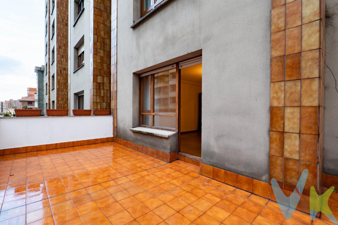 EXCLUSIVA VIVIENDA CON TERRAZA Y GARAJE CERRADO EN AVENIDA DE PABLO IGLESIAS 62  GIJÓNPresentamos esta amplia vivienda en planta primera, ubicada en una de las avenidas más dinámicas y mejor comunicadas de Gijón.Un inmueble lleno de posibilidades que destaca por su terraza exterior de más de 20 m², perfecta para disfrutar en familia, y tambien por contar con una plaza de garaje cerrada, un valor añadido imprescindible en la zona.La vivienda dispone de una superficie construida de 113 m² y casi 100 m² útiles (ambas superficies aproximadas), ofreciendo un espacio cómodo, versátil y con buena distribución: Salóncomedor, exterior, luminoso con salida directa a la terraza,  Cocina independiente con zona de lavado, Tres dormitorios, uno de ellos con vistas a la Avenida Pablo Iglesias, Dos baños completos y  despensa, ideal como apoyo al almacenaje diario.El salón y uno de los dormitorios disfrutan de vistas abiertas a la Avenida de Pablo Iglesias, mientras que el resto de la vivienda se orienta hacia una zona ajardinada privada, proporcionando un entorno tranquilo y agradable.Es una propiedad perfecta para personalizar a tu gusto y transformarla en el hogar que siempre has imaginado, con espacio más que suficiente para disfrutarla en familia.La plaza de garaje cerrada, apta para un vehículo de tamaño mediano, aporta un extra de comodidad y seguridad que convierte esta oferta en una oportunidad única.Una vivienda con todo lo necesario para convertirse en tu próximo hogar, Llamanos y ven a visitarla.Informamos a nuestros clientes compradores que en el precio de venta no se incluyen los siguientes conceptos: honorarios de la agencia al comprador, ni el impuesto de transmisiones patrimoniales ni otros gastos de la compraventa (registro de la propiedad, notaría, etc)
