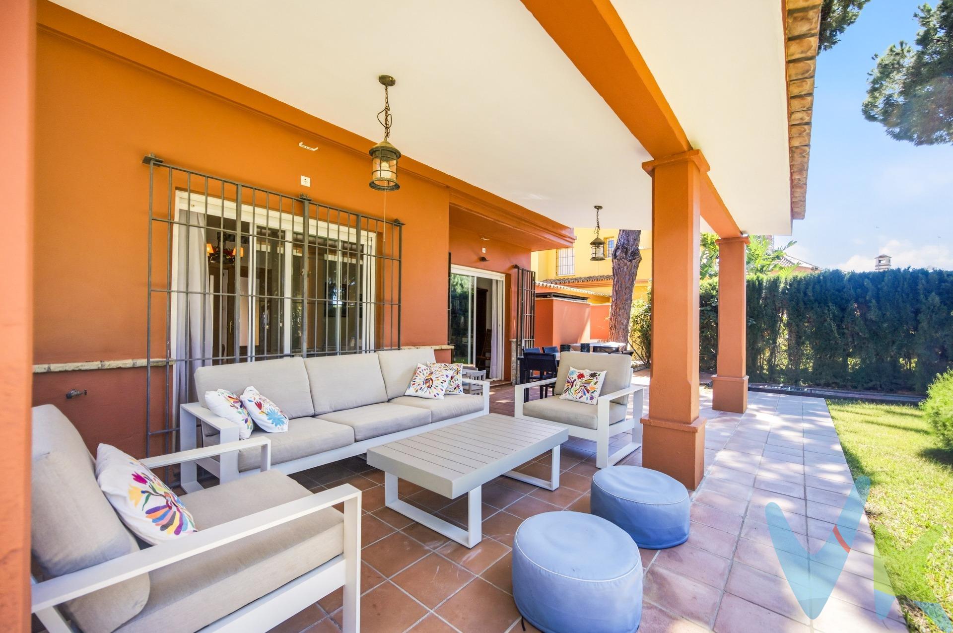 Una joya majestuosa entre pinares: Tu gran oasis familiar con piscina en el Novo Sancti Petri 🌊. ¿Sueñas con un hogar que combine la elegancia de una propiedad exclusiva con la calidez de un auténtico refugio familiar? Te abrimos las puertas de este extraordinario chalet independiente, ubicado en una de las zonas más deseadas, prestigiosas y tranquilas del Novo Sancti Petri. Un lugar donde la majestuosidad de la arquitectura y la belleza de la naturaleza se fusionan para ofrecerte la calidad de vida que tu familia merece. Rodeado de frondosos pinos y a tan solo 2.000 metros de las aguas cristalinas del mar, este chalet es un canto a la privacidad, la paz y el bienestar. 🌳 Un paraíso exterior: Amplias zonas verdes y tu gran piscina privada. El exterior de esta propiedad es, sencillamente, espectacular. Con una parcela privada y totalmente vallada de 700 m², tendrás tu propio pulmón verde en casa:. 💦 La gran piscina privada: El centro de la diversión veraniega y de los chapuzones refrescantes en los días de sol. 🍃 Jardín exuberante: Un espacio colosal y lleno de vida donde los niños podrán jugar libres y seguros sobre el césped, mientras los adultos disfrutan de la reconfortante sombra que regalan los árboles autóctonos. 🚗 Comodidad absoluta: Cuenta con parking privado dentro de la propiedad y un práctico trastero  para mantener todo perfectamente organizado y libre de estrés. 🏠 Amplitud, luz y máximo confort en el interior. Al cruzar el umbral de sus 170 m² construidos, te envuelve una sensación inmediata de grandeza y hogar. La distribución destaca por su fluidez, su luminosidad y un diseño de elegancia contemporánea pensado para el día a día de una gran familia:. 🛋️ Un salón espléndido y acogedor: El corazón de la casa, bañado por la luz natural y perfecto para esas tardes de risas, juegos de mesa o películas en familia después de un gran día bajo el sol. 🛏️ 4 Dormitorios amplios: Espacios llenos de calma y armonía. Cuenta con una gran habitación doble principal y tres dormitorios adicionales perfe. Comercializamos este inmueble en exclusiva para garantizarte toda la información necesaria junto a un servicio excepcional. En cumplimiento del Decreto Junta Andalucía 218/2005 del 11 Octubre, informamos al cliente que los gastos notariales e impuestos no están incluidos en el precio € . Si tienes dudas acerca dela compraventa , llámanos ; estaremos encantados de asesorarle !. Igualmente disponemos de un Seguro de Caución para garantizar las cantidades entregadas a nuestra Agencia en concepto de Reserva y/o Arras. Impuestos y gastos de la compraventa:. El comprador puede consultar de forma oficial los impuestos aplicables (ITP, AJD, etc.) en la web de la Junta de Andalucía:. https://www.juntadeandalucia.es/organismos/economiahaciendayfondoseuropeos/areas/tributos-juego/tributos/paginas/impuestos-cedidos-transmisiones.html. Si tiene cualquier duda sobre los gastos de la compraventa, llámenos y estaremos encantados de asesorarle de forma clara y personalizada. 