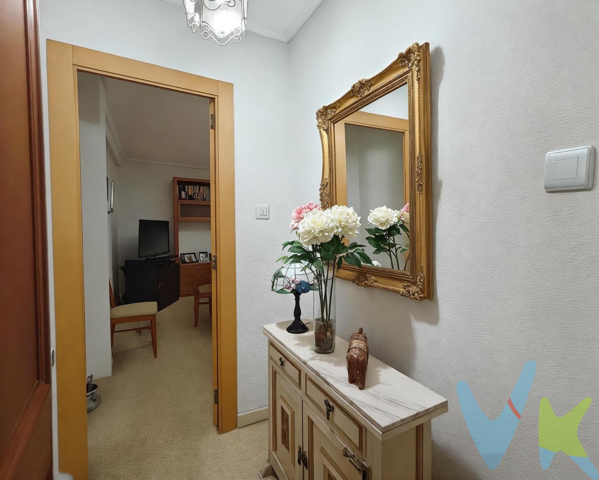 Piso céntrico en venta – Calle Retor, Valencia. A escasos metros del barrio de Ruzafa. Se trata de un piso de 78 metros cuadrados según catastro, luminoso y en una ubicación inmejorable. Situado en segunda planta sin ascensor, en una zona tranquila pero muy bien comunicada. Dispone de:. •	3 dormitorios, dos de ellos dobles y exteriores. •	Salón-comedor con aire acondicionado. •	Cocina independiente con galería. •	Baño completo. La vivienda se encuentra rodeada de todos los servicios: supermercados, colegios, farmacias, comercios y transporte público (metro, autobuses y carril bici). ✅ Perfecto para vivir o como inversión. 📍 A pocos minutos del centro histórico de Valencia. ¡No pierdas la oportunidad de visitarlo!. . ----. La oferta está sujeta a cambios de precio o retirada del mercado sin previo aviso. Este anuncio en su conjunto, incluyendo textos, fotos, imágenes o cualquier otro contenido del mismo, no es vinculante dado que la información es ofrecida por terceros y puede contener errores. Se muestra a título informativo y no contractual. El precio no incluye lo siguiente: Honorarios de agencia inmobiliaria, notaria y registro. 