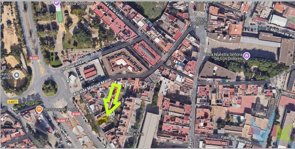 Terreno Urbano en Venta en el Centro de Camas – Ideal para Promoción Residencial Colectiva. Presentamos una excelente oportunidad de inversión en pleno corazón de Camas (Sevilla): un solar urbano de 309,03 m², según levantamiento topográfico, con calificación urbanística para uso residencial colectivo. Perfecto para promotores que buscan desarrollar un edificio de viviendas en una zona con alta demanda y gran proyección. Ubicación privilegiada: Situado en el centro urbano, con acceso inmediato a todos los servicios: colegios, centros de salud, supermercados, zonas verdes y transporte público. A tan solo 10 minutos de Sevilla capital, con excelentes conexiones por carretera y autobús. 📐 Características del solar:. •	Superficie total 309,03 m². •	Ocupación máxima permitida: 196,51 m². •	Espacio libre mínimo: 112,52 m². •	Altura máxima: 4 plantas / 13 metros hasta cornisa. •	Calificación: Suelo urbano consolidado. •	Uso característico: Residencial colectivo. •	Posibilidad de sótano para garajes o trasteros (según normativa). •	Número máximo de metros cuadrados construidos de setecientos ochenta y seis con cuatro metros cuadrados (786,04m²). Potencial edificatorio: El solar permite la construcción de un edificio plurifamiliar con zonas comunes o patios interiores, cumpliendo con los parámetros urbanísticos vigentes. Ideal para promociones de obra nueva en una zona con escasa oferta y alta demanda. Informamos a nuestros clientes que el precio de venta no incluye lo siguiente: Honorarios de la agencia inmobiliaria, impuestos (el Impuesto de Transmisiones Patrimoniales, I.V.A. o A.J.D., en su caso), otros gastos de la compraventa (gastos de registro de la Propiedad, Notaría, gestoría ni de posible financiación). Documento F.I.A. a disposición del consumidor según Decreto 218/2005 Junta de Andalucía. 