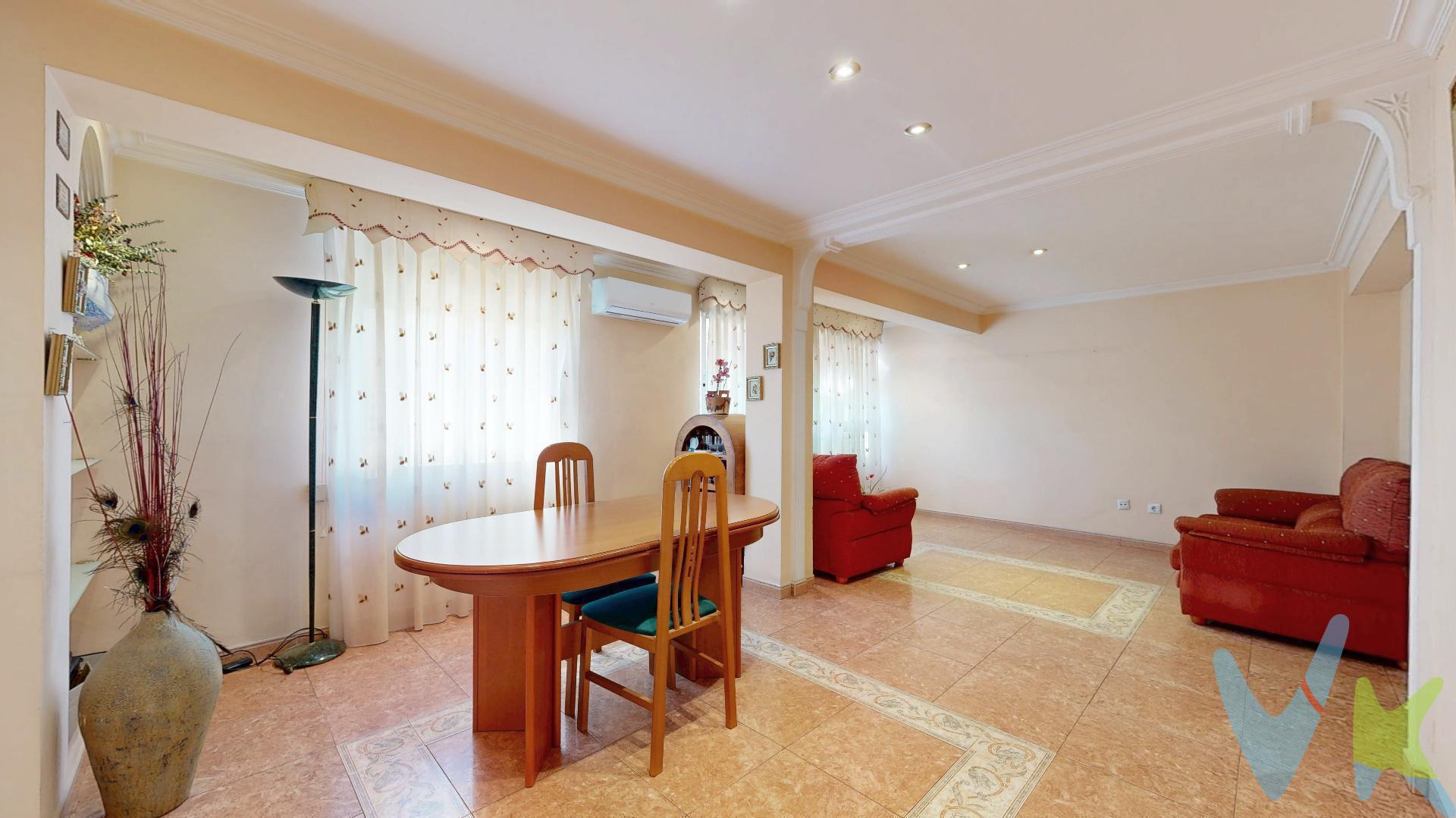 ¿Quieres vivir en una de las zonas más demandadas de Aldaia?
Te presentamos esta acogedora vivienda situada en la nueva zona del municipio, una de las áreas más cotizadas actualmente gracias a la comodidad y cantidad de servicios que ofrece, permitiéndote hacer tu día a día sin necesidad de utilizar vehículo.
La vivienda es un segundo piso sin ascensor y cuenta con 2 habitaciones y 1 baño completo con plato de ducha. Originalmente disponía de 3 dormitorios, pero uno de ellos se integró al salón-comedor, consiguiendo una estancia mucho más amplia, luminosa y confortable.
La cocina se entrega totalmente equipada con electrodomésticos y dispone además de split de aire acondicionado frío/calor. Gracias a la distribución de la vivienda, la climatización resulta muy eficiente tanto en invierno como en verano.
La ubicación es inmejorable:
•	Mercadona, Aldi y McDonald’s a pocos pasos.
•	Parada de autobús justo enfrente de la vivienda.
•	Estación de Renfe a tan solo 2 minutos andando, con conexión directa al centro de Valencia.
Una vivienda práctica, cómoda y perfectamente ubicada, ideal tanto para vivir como para invertir.
No dudes en visitar este inmueble. Además, dispones de una visita virtual incluida en esta ficha, donde podrás realizar un tour 360º para visualizar íntegramente la vivienda, tomar medidas, comprobar tamaños y distribución y, en definitiva, imaginarte viviendo en este fantástico hogar.
También puedes solicitar a nuestros agentes una visita presencial para conocer todos los detalles de la vivienda.
¡No dejes pasar esta oportunidad y ven a visitarla!
Por mandato expreso del propietario, comercializamos este inmueble en exclusiva, garantizando así un servicio de calidad, un trato sencillo y sin interferencias de terceros. Rogamos no molestar al propietario, ocupantes o vecinos. Muchas gracias por su comprensión.
La oferta está sujeta a cambios de precio o retirada del mercado sin previo aviso. El presente anuncio, incluyendo textos, imágenes y demás contenido, tiene carácter meramente informativo y no contractual, pudiendo contener errores. Las medidas y superficies son orientativas.
El precio no incluye honorarios inmobiliarios, impuestos (IVA, ITP, AJD), notaría ni gastos de registro.

