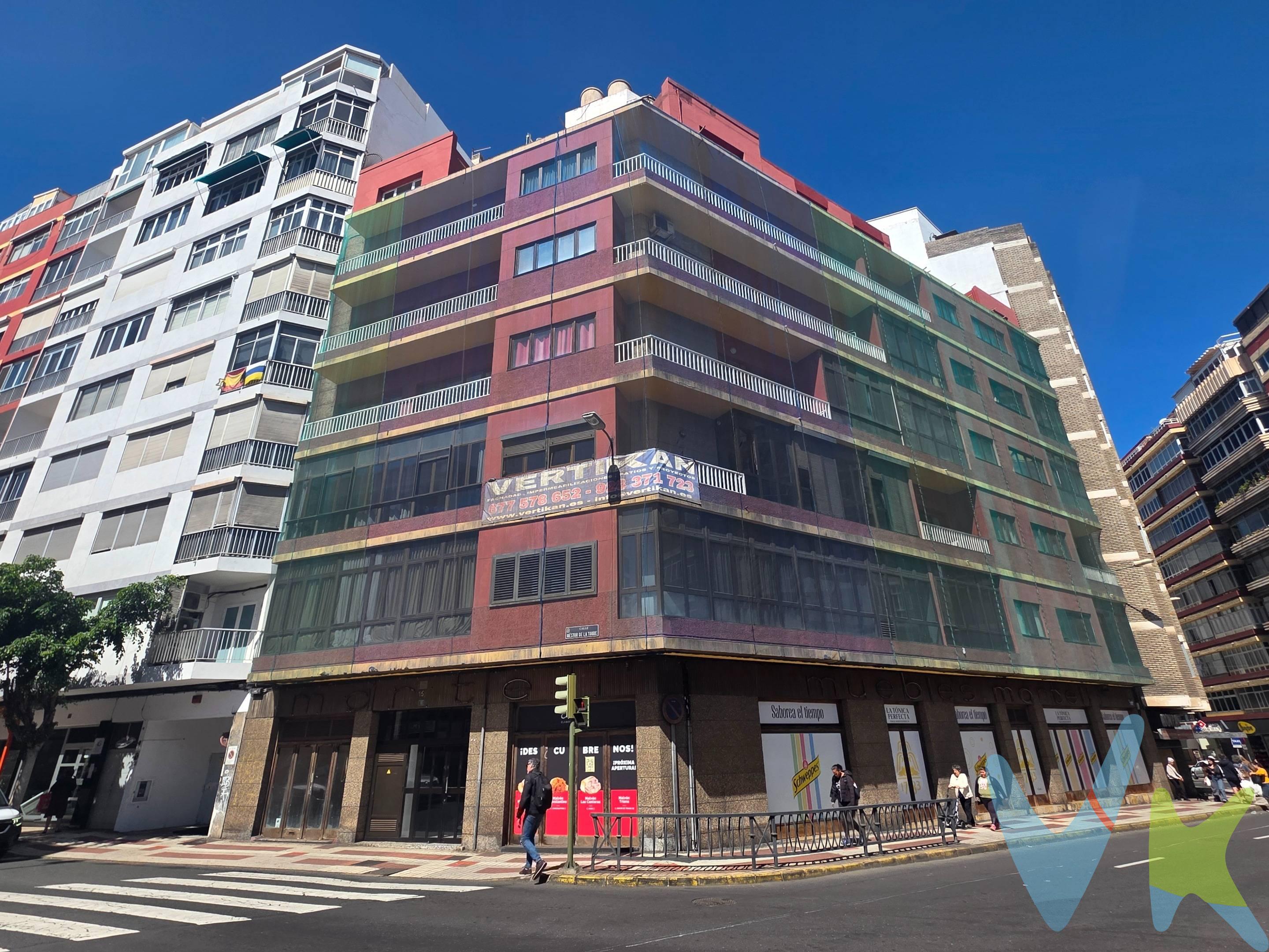 Te presentamos este espectacular piso en venta situado en una ubicación inmejorable de Las Palmas de Gran Canaria, en la calle Néstor de La Torre, junto a la avenida José Mesa y López, principal arteria comercial de Las Palmas de Gran Canaria. Este espacioso y luminoso piso cuenta con todas las comodidades que necesitas para vivir con todas las facilidades a tu alcance. . Características del piso:. • Tres grandes dormitorios, ideales para proporcionar el máximo confort y espacio. Actualmente uno está unido con el salón. • Amplio salón perfecto para relajarse y disfrutar en compañía. • Cocina completamente equipada, lista para inspirar tus mejores recetas. • Cuarto de lavado independiente para mayor comodidad. • Dos baños completos y un aseo adicional. • Cuarto en la azotea, ideal para tener un espacio al aire libre para múltiples usos. . Ubicación privilegiada: . Este piso se encuentra a tan solo 100 metros de El Corte Inglés, facilitando tus compras diarias. Asimismo, está muy cerca del Mercado Central, de la hermosa Playa de Las Alcaravaneras y de múltiples opciones educativas y farmacias. También cuenta con excelente conexión de servicios de guaguas y todos los servicios que puedas necesitar en tu día a día. No dejes pasar esta oportunidad única de adquirir un piso en una de las zonas más deseadas de Las Palmas de Gran Canaria. ¡Contacta con nosotros para más información y para concertar una visita! . Información: en el precio de venta no se incluyen gastos de notaría, registro e impuestos derivados de la misma. Los datos expuestos son meramente orientativos y se encuentran sujetos a errores u omisiones involuntarias. 