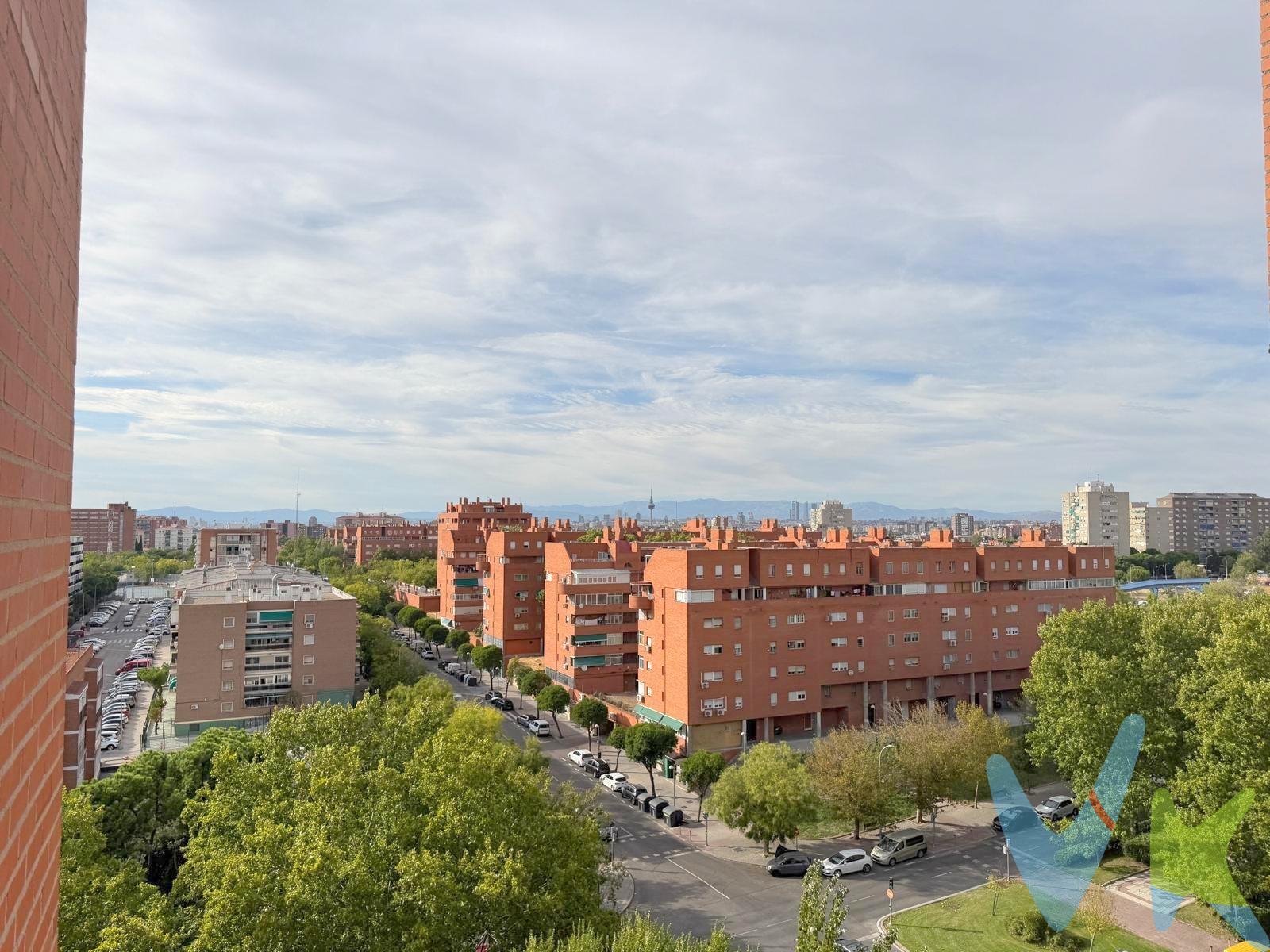 En las fotos están quitados los muebles de los propietarios, que es como quedaría la vivienda. Vivienda  descalificada, situada en la Avenida Pablo Neruda la más cotizada con Avenida De La Albuferas con unas vistas espectaculares además con luminosidad. Si quieres ganar en calidad de vida, tranquilidad y estar bien comunicado está es tu vivienda, no se lo piense más o perderá la gran oportunidad que estamos ofertando actualmente. Vivienda para actualizar con muchas posibilidades,  que puede ser tu nuevo hogar, ideal para vivir en familia, cuenta con un salón-comedor independiente con acceso a una amplia terraza con vistas espectaculares al tratarse de una décima planta  a la calle, . El inmueble está formado por 2 habitaciones, con armario empotrado, con acceso a la terraza que da al exterior y permite la entrada de la luz natural, cocina independiente y cuarto de baño con bañera. Las calidades son las siguientes, suelos de gres , ventanas de aluminio, puertas interiores de sapeli y exterior blindada, terraza acristalada, calefacción gas natural individual. El edificio consta de 2 ascensores y un montacargas, portero automático, accesibilidad para personas con movilidad reducida,  ITE favorable este año, próxima revisión 2035. El entorno cuenta con todo tipo de infraestructuras a nivel de transporte público, metro Alto Del Arenal línea 1 a 15 minutos de la Puerta Del Sol, varias líneas de autobuses, alguna de ellas en la misma puerta de salida del portal, nº144, 54, 58, 143, 103, 57 y 142, centro de salud Federica Montseny con todo tipo de especialistas y rehabilitación, colegios, guarderías, centros lúdicos y deportivos, biblioteca, entidades bancarias, farmacias, supermercados Cash Ecofamilia y Ahorramas, mercados de toda la vida en la zona, además de varios negocios relacionados con él sector textil y de la hostelería. No se la juegue con la compra más importante de tu vida,  30 años en la zona nos avalan. En cumplimiento de lo dispuesto en el artículo 20 del Texto Refundido de la Ley General para la Defensa de los Consumidores y Usuarios, en su redacción vigente desde el 28 de diciembre de 2025, se informa expresamente de que el precio publicado no incluye los impuestos ni los gastos adicionales derivados de la compraventa, tales como el Impuesto de Transmisiones Patrimoniales o el IVA en su caso, Actos Jurídicos Documentados, aranceles notariales y registrales u otros gastos inherentes a la operación, los cuales se determinarán en función del precio final de cierre de la compraventa. El precio final ofertado respeta la normativa reguladora de precios que resulte aplicable. Asimismo, la presente operación devengará honorarios de intermediación profesional equivalentes, como máximo, al 3% del precio final de compraventa, más el IVA vigente, que serán abonados por la parte compradora.