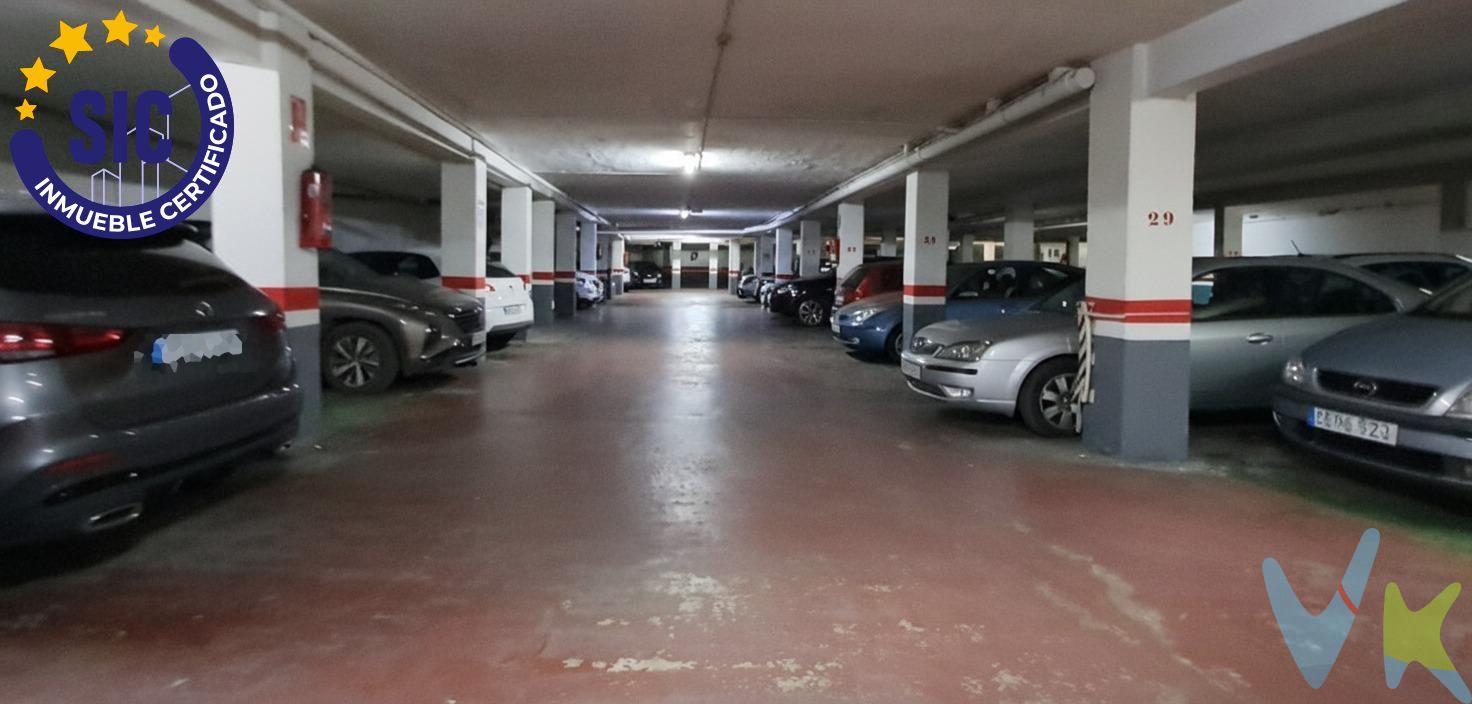 ¿Cansado de dar vueltas cada día buscando aparcamiento en Cardenal Benlloch? Si vives o trabajas por la zona ya sabes lo que eso significa: tráfico, coches en doble fila, estrés, gasolina desperdiciada y ese momento en el que por fin ves un hueco… y resulta que es para motos. Aparcar en esta calle es casi una misión imposible, y cada minuto que pasas buscando sitio es tiempo que podrías dedicar a disfrutar, descansar o simplemente llegar a casa sin agobios. Por eso esta plaza de garaje es una auténtica oportunidad. Situada en la misma Cardenal Benlloch, en pleno corazón de Valencia, te ofrece la tranquilidad de tener siempre tu sitio reservado, sin vueltas, sin esperas y sin prisas. Entrar, aparcar y listo. Una comodidad que solo entiendes cuando la tienes y que, una vez disfrutas, ya no quieres perder. Imagina salir del trabajo sabiendo que no tendrás que pelearte con el tráfico, que no te multarán por aparcar mal, que no tendrás que dejar el coche a varios bloques de distancia o levantarte antes para buscar hueco. Tener una plaza aquí es ahorrar tiempo cada día, cuidar tu coche y tu bolsillo y, sobre todo, ganar en calidad de vida. Aprovecha la ocasión porque en esta zona las plazas de garaje no duran mucho. Si conoces Cardenal Benlloch, sabes que no exageramos. Deja de perder tiempo y gasolina y empieza a disfrutar de la comodidad que te mereces. Llámanos o escríbenos y ven a verla sin compromiso. Puede que esta sea la oportunidad que llevas tiempo esperando. Mobiliario, vehículos y otros elementos decorativos y personales de la propiedad no incluidos. Impuestos, gastos de compraventa, intermediación y financiación no incluidos.