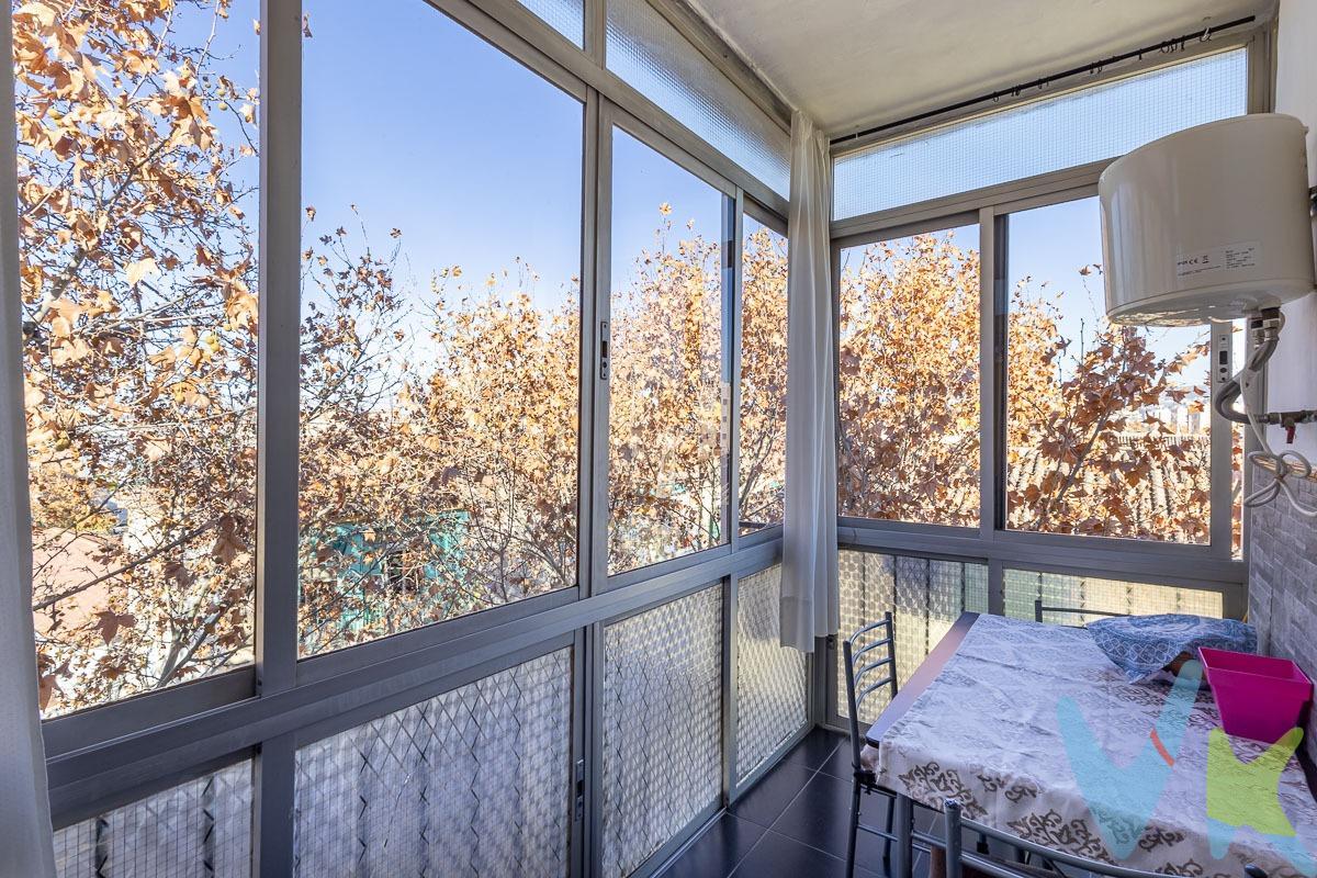 Cuarto Piso sin ascensor. Vivienda ideal para quienes buscan luz, tranquilidad y una excelente ubicación. Al ser última planta, disfruta de sol durante todo el día y una agradable sensación de independencia. Situado en el Zaidín, a pocos minutos de la universidad, del centro, supermercados y transporte público. Zona cómoda y bien comunicada, perfecta para el día a día sin necesidad de coche. El piso está totalmente reformado y listo para entrar a vivir. Dispone de:. 3 habitaciones. 1 baño. Cocina amplia y funcional. Terraza cerrada, que aporta espacio extra y múltiples posibilidades. Distribución muy bien aprovechada, sin pasillos innecesarios. Se vende completamente amueblado. Es un cuarto sin ascensor, pero destaca por su luminosidad, estado impecable y ubicación. Ideal tanto como vivienda habitual como para inversión con alta rentabilidad. Ref. N363. * El PVP indicado no incluye impuestos ni gastos de Escritura. * Honorarios agencia no incluidos. * Las superficies expresadas en esta página tienen carácter descriptivo y son aproximadas. * Los precios pueden ser susceptibles de modificación sin previo aviso. * Esta vivienda se vende CON muebles.