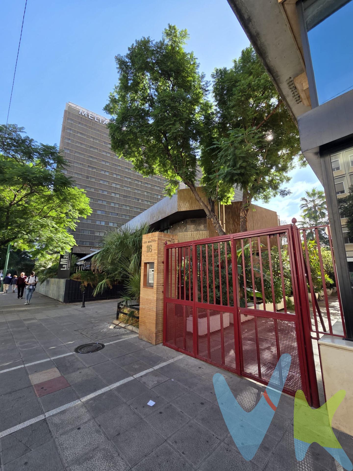 Presentamos esta excelente oportunidad para adquirir un garaje ubicado en una de las zonas más demandadas de Sevilla, específicamente en la zona de Luis Montoto -Nervión. Con una superficie construida total de 16 m² y útil de 14 m², este espacio se encuentra en buen estado general. La propiedad está bien situada cerca del transporte público, incluyendo paradas de autobús y acceso a la línea del metro . Además, su proximidad a centros comerciales como Nervión  y el centro comercial El Corte Inglés y colegios hace que sea ideal tanto para residentes como inversores buscando rentabilidad o comodidad al aparcar el vehículo. En los alrededores hay amplias áreas verdes e infantiles que añaden valor adicional. Hemos utilizado herramientas avanzadas de inteligencia artificial para optimizar las fotos de algunas estancias, dándote una visión clara y mejorada de cada rincón de este amplio piso. Informamos a nuestro clientes que el precio de venta no incluye lo siguiente: Honorarios de la agencia inmobiliaria, impuestos (el Impuesto de Transmisiones Patrimoniales, I. V. A. , o A. J. D. , en su caso), otros gastos de la compraventa (gastos de registro de la Propiedad, Notaría, gestoría ni de posible financiación). Documento D. I. A. a disposición del consumidor según Decreto 218/2005 Junta de Andalucía. 