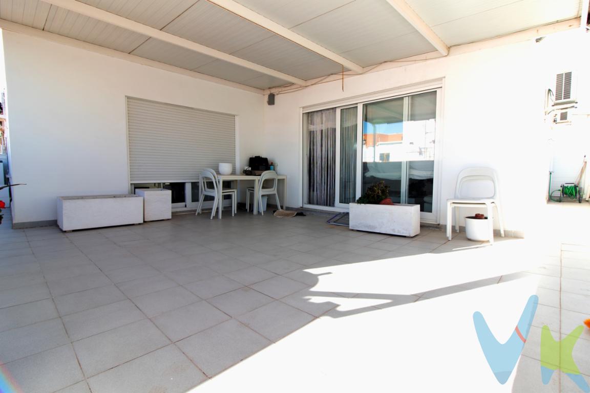 En venta este magnífico ático situado en una céntrica zona en Puerto de Sagunto. Este inmueble es perfecto si buscas vivir con estilo y comodidad. Con sus 95 metros construidos, este ático es ideal para toda la familia. Dispone de una amplia terraza donde podrás disfrutar de momentos en familia o con amigos.Localizado en la sexta planta, permite disfrutar de una vista panorámica y una mayor intimidad, lejos del bullicio de la calle. El edificio, construido en 1975, está en perfectas condiciones, reflejando el nivel de cuidado que le han dedicado sus propietarios. Además, cuenta con la ventaja de disponer de ascensor, aportando mayor accesibilidad y comodidad en el día a día.Este espacioso inmueble cuenta con tres habitaciones, permitiendo un ambiente de hogar cálido y acogedor. Las estancias son luminosas gracias a la luz natural que entra a través de sus ventanales , creando espacios cálidos y acogedores. Cada habitación ofrece distintas posibilidades de uso, adaptándose perfectamente a las necesidades de cada miembro de la familia, ya sea como dormitorios, oficinas o salas de juego.La distribución se completa con un amplio salón comedor, que se convierte en el corazón del hogar apto para todo tipo de actividad. Su amplitud y disposición facilitan la decoración y organización de los muebles, permitiendo crear una atmósfera confortable y familiar.Destaca la cocina, completamente funcional, pensada para los amantes de la buena gastronomía y los que comienzan a dar sus primeros pasos culinarios. Un espacio donde cocinar se convierte en un verdadero placer gracias a su diseño práctico y los modernos electrodomésticos. Además, el ático dispone de  una zona de lavandería, un extra que añade funcionalidad y orden al hogar.Este ático también dispone de un baño equipado y adaptado, con un diseño moderno y acabados de excelente calidad. En el baño situado en el dormitorio principal, existen posibilidades de actualizarlo a tu gusto, realizando pequeñas adaptaciones que podrán aportar un toque más personal.La ubicación de este inmueble es otro de sus grandes atractivos. Puerto de Sagunto es conocida por su tranquilidad y calidad de vida, ofreciendo un entorno agradable y al mismo tiempo bien comunicado con las principales vías de acceso a la ciudad. La zona dispone de todos los servicios al alcance de la mano: supermercados, colegios, centro de salud, y áreas recreativas para el ocio y el deporte.Un ático como este, en una ubicación tan estratégica, es una inversión segura tanto para aquellos que buscan un hogar familiar como para los que desean invertir en bienes raíces, con proyección de revalorización.No dejes pasar esta oportunidad única de adquirir un hogar en uno de los barrios más atractivos de Puerto de Sagunto. Te invitamos a concertar una visita para que descubras por ti mismo el potencial de este piso. Estamos seguros de que cumplirás todas tus expectativas. El equipo de profesionales estará encantado de acompañarte durante toda la visita y resolver cualquier consulta que puedas tener. ¡Ven a conocer tu futuro hogar!OBSERVACIONES:* En nuestra agencia contamos con el distintivo de Agentes de Intermediación Inmobiliaria de la Comunitat Valenciana (Número de registro RAICV 1394) y cumplimos con todos los requisitos que debe tener un profesional del sector inmobiliario.*Por mandato expreso del propietario, comercializamos este inmueble en exclusiva, lo que le garantiza el acceso a toda la información, a un servicio de calidad, un trato fácil, sencillo y sin interferencias de terceros. Si usted es agente inmobiliario y tiene un cliente para este inmueble, llámenos estaremos encantados de colaborar. *El precio indicado no incluye gastos ni otros conceptos. A tal efecto, se informa que al referido precio habrá que añadirle los gastos propios de la transmisión inmobiliaria, entre los que cabe enumerar los siguientes: honorarios notariales, impuesto al que se encuentre sujeta la transmisión (Impuesto sobre el Valor Añadido o Impuesto sobre Transmisiones Patrimoniales y Actos Jurídicos Documentados, según el caso), gastos de inscripción en el Registro de la Propiedad y honorarios de intermediación de la agencia inmobiliaria. *¿Qué te ofrecemos en nuestra agencia? - Agilizamos y hacemos más cómodo el proceso. - ¡Nos ocupamos de todo! Cero preocupaciones. - Recibe apoyo legal y fiscal durante todo el proceso. - Experto inmobiliario 100% a tu lado. - Asistencia post venta ¡Seguimos a tu lado! Si deseas saber más, no dudes en ponerte en contacto con nosotros.  