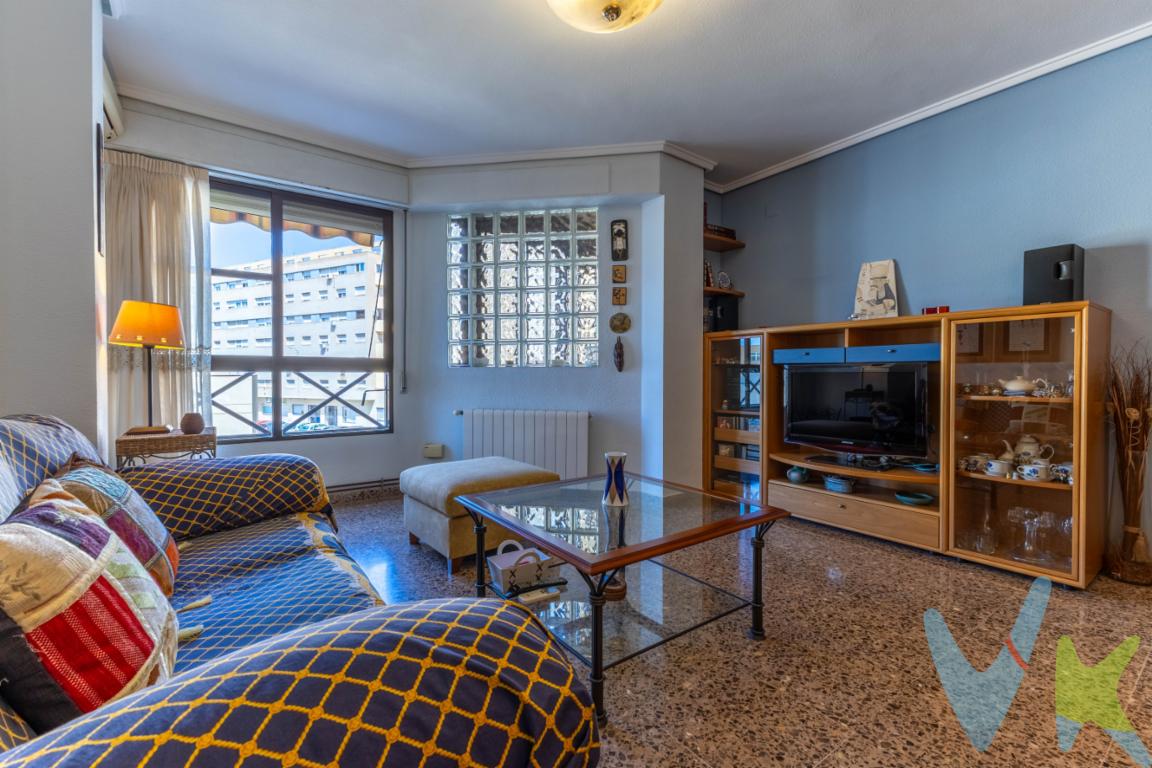 Descubre este espectacular piso ubicado en el corazón de Puerto de Sagunto. Este hogar te ofrece todo lo que necesitas para vivir cómodamente:3 Habitaciones Exteriores: Espaciosas y luminosas, ideales para disfrutar de luz natural todo el día.Cocina con Galería: Funcional y moderna, con espacio adicional para lavandería o almacenamiento.Amplio Comedor Exterior: Perfecto para compartir momentos especiales con familiares y amigos.Plaza de Garaje y Trastero Incluidos en el Precio: Máxima comodidad para ti y tu familia.No pierdas esta oportunidad única de vivir en una de las mejores zonas de Puerto de Sagunto. ¡Contacta con nosotros para más información y agenda tu visita hoy mismo!