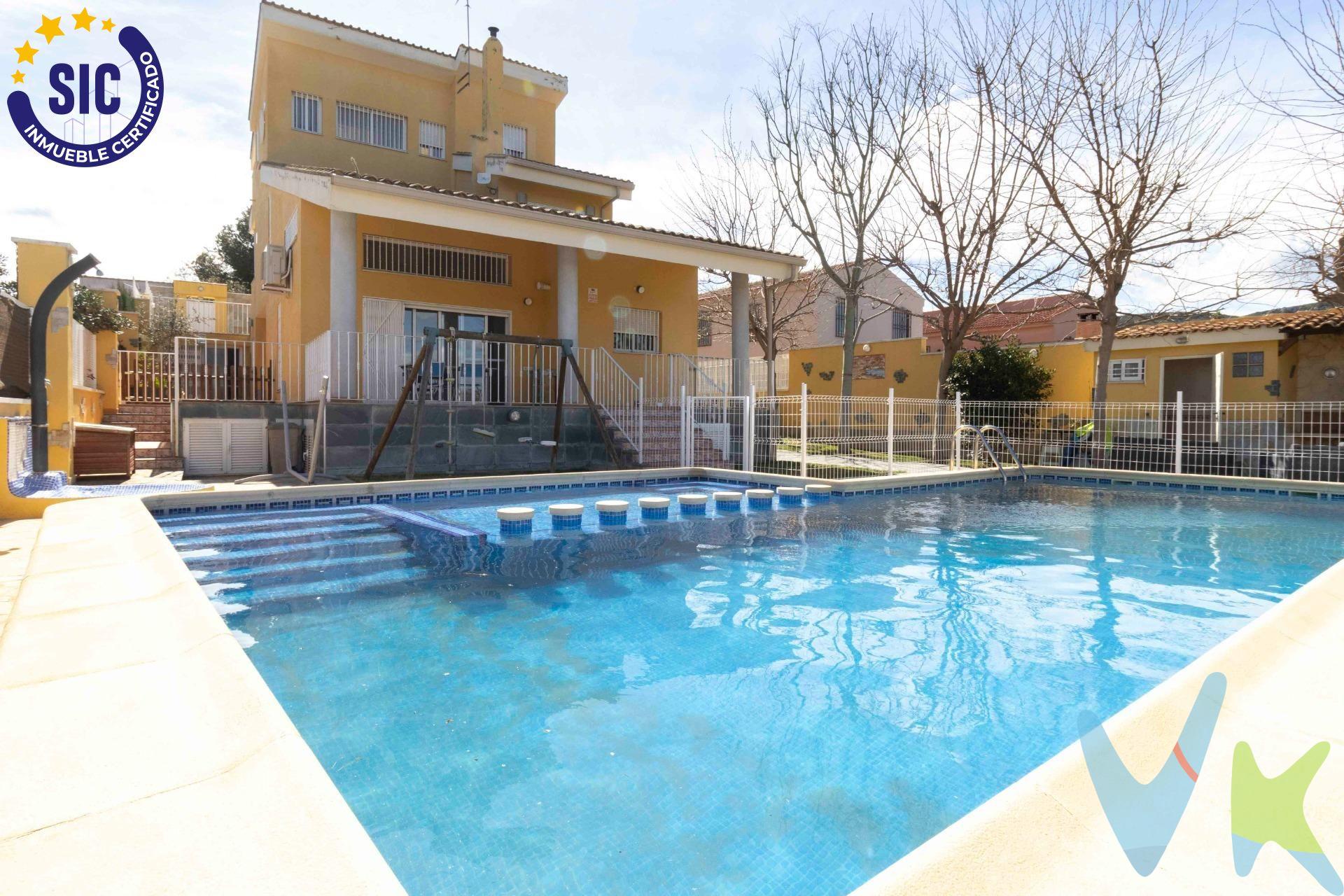Esta maravillosa vivienda tipo chalet se encuentra en un entorno privilegiado, rodeada por la majestuosa belleza de las montañas y la naturaleza, en la exclusiva urbanización Balcón de Montroy. Un lugar donde la serenidad y el contacto con el paisaje ofrecen un refugio perfecto para aquellos que buscan tranquilidad y calidad de vida. La casa, diseñada con esmero, cuenta con una planta baja que ofrece una distribución funcional y acogedora. En esta planta se encuentra un baño completo, un dormitorio, una cocina semi-abierta al comedor y un gran salón de doble altura que destaca por su luminosidad. El espacio, amplificado por sus techos altos, permite que la chimenea sea el centro de atención, inundando de calor y confort cada rincón de esta estancia. En la planta superior, nos encontramos con tres dormitorios más, un baño completo y un acceso directo a una terraza, ideal para disfrutar del aire libre. La comodidad de esta planta se ve reflejada también en su acceso independiente, lo que brinda mayor privacidad y funcionalidad. Ya en la planta superior, la gran buhardilla ofrece un sinfín de posibilidades. Ya sea como oficina para trabajar en casa, como gimnasio para mantenerse activo o como espacio para disfrutar de tus hobbies, esta zona se adapta perfectamente a las necesidades de cada miembro de la familia. El exterior de la propiedad es igual de impresionante. Un jardín cuidadosamente diseñado rodea la vivienda, mientras que la gran piscina, que cuenta con una zona especialmente pensada para niños pequeños, invita a disfrutar de largos días de sol. Además, la zona de paellero y barbacoa es el lugar perfecto para reuniones familiares o con amigos. Complementan este espacio un aseo exterior, un amplio trastero y una sala polivalente que hará las delicias de los más pequeños, convirtiéndose en un lugar de juegos y diversión. Además dispone de garaje abierto para poder tener el coche cubierto de las inclemencias del tiempo. La vivienda se vende totalmente amueblada. Esta propiedad, en su conjunto, no solo ofrece un hogar, sino una experiencia de vida única, donde cada espacio ha sido diseñado para garantizar confort, privacidad y disfrute en un entorno inigualable. Sin duda, es una oportunidad para aquellos que valoran la naturaleza y la calidad de vida. Para más información o visitas, no dudes en contactarnos. Por mandato expreso del propietario, comercializamos este inmueble EN EXCLUSIVA, lo que le garantiza un servicio de calidad, un trato fácil, sencillo y sin interferencias de terceros. Por este motivo, se ruega no molestar al propietario o a los vecinos. Muchas gracias por su comprensión. .  El precio NO incluye los gastos de notaría, ni impuestos, ni gastos de registro de la propiedad, ni gastos de gestoría, ni honorarios de la inmobiliaria, ni cualquier otro gasto que no este especificado.  .  Los datos e información contenida en este anuncio es meramente informativa, por lo que no tiene carácter contractual, pudiendo contener errores, reservándose la inmobiliaria a poder modificarla en cualquier momento. Para saber más sobre el mismo no dude en ponerse en contacto con nosotros. 