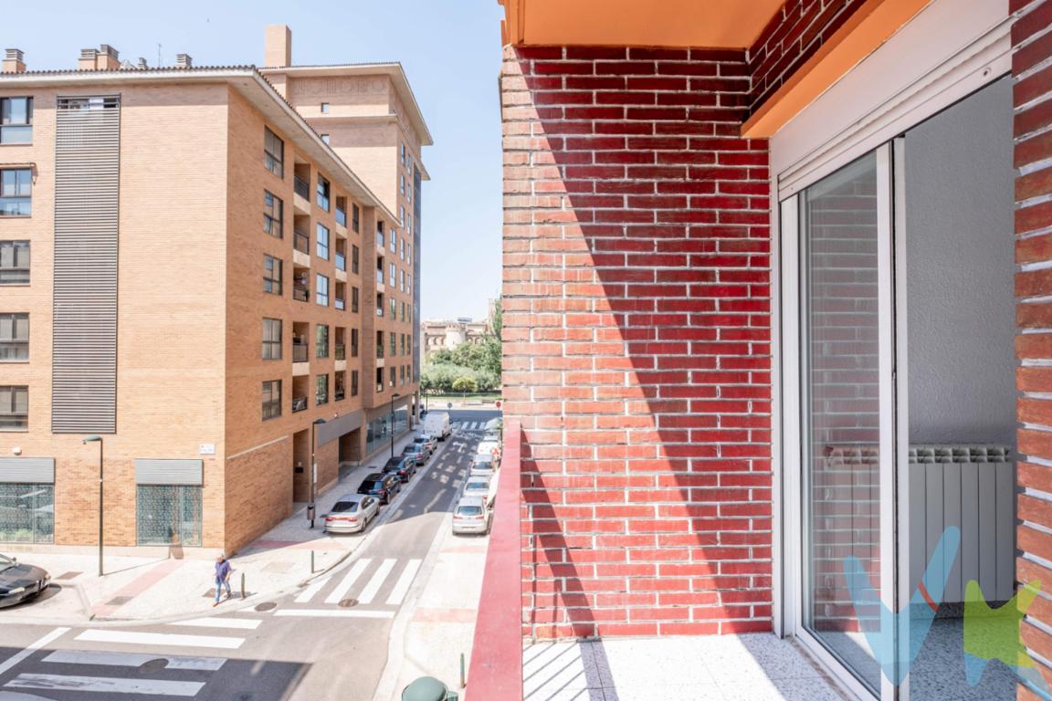 En C Aljafería. Vivir en un barrio lleno de vida, con zonas verdes y todos los servicios cerca, ahora es posible con esta vivienda que combina luz, comodidad y mucho potencial. Este piso en un edificio bien conservado con ascensor a cota cero es una oportunidad tanto si buscas tu primera vivienda como si quieres rentabilizarla por alquiler. ✔️ 3 dormitorios, uno de ellos con balcón. ✔️ Salón de paso funcional y acogedor. ✔️ Baño con ventana que garantiza luz natural y ventilación. ✔️ Cocina independiente . ✔️ Calefacción individual a gas. ✔️ Ventanas cambiadas, un plus en confort y eficiencia. Una vivienda luminosa, práctica y bien ubicada, lista para adaptarse a tu estilo de vida o convertirse en una inversión rentable. La Almozara te lo pone fácil: el Parque de la Aljafería a un paso, buena conexión con el centro y todo lo que necesitas en tu día a día sin renunciar a la tranquilidad.