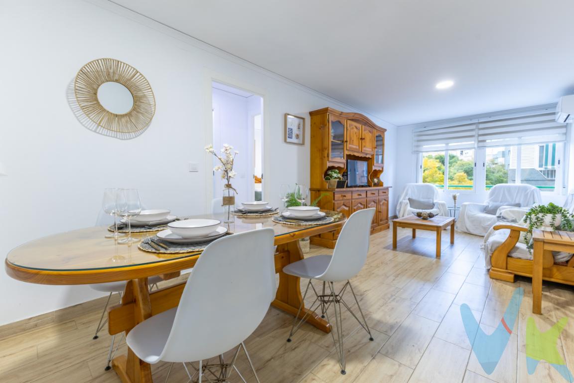 Amplio piso en zona playa con ascensor ideal para vivir o invertir.Te presentamos esta excelente vivienda situada en una de las zonas más demandadas cerca de la playa, perfecta tanto como residencia habitual, segunda vivienda o inversión.Ubicada en un edificio con ascensor, la propiedad destaca por su amplitud, comodidad y una distribución funcional pensada para el día a día.La vivienda cuenta con una generosa superficie, con una clara separación entre la zona de día y la zona de descanso, lo que aporta privacidad y confort.Desde la entrada, amplia y acogedora, se accede a un pasillo cómodo que organiza de forma práctica todas las estancias.El salón-comedor es espacioso y muy luminoso, con capacidad para crear distintos ambientes, ideal para disfrutar de reuniones familiares o momentos de descanso.La cocina es independiente, práctica y bien aprovechada, con buen espacio de almacenaje, y se completa con una zona de lavandería independiente que aporta un extra de comodidad y orden a la vivienda.Dispone de tres dormitorios de buen tamaño, con espacio suficiente para camas dobles y armarios, así como dos baños completos, bien distribuidos y funcionales.La vivienda se encuentra en un edificio con ascensor y ofrece una excelente entrada de luz natural y ventilación, una distribución cómoda que aprovecha cada metro y una ubicación privilegiada en zona playa, ideal para disfrutar del entorno durante todo el año.La decoración que aparece en las imágenes forma parte de un proyecto de home staging, pensado para ayudarte a visualizar el potencial de la vivienda y cómo puede quedar una vez amueblada y decorada.Situada a pocos minutos de la playa y rodeada de todos los servicios necesarios comercios, supermercados, transporte público, restaurantes y zonas de ocio, esta vivienda representa una oportunidad perfecta para quienes buscan espacio, comodidad y una buena ubicación junto al mar.Certificado energético: E.Contacta con nosotros y solicita tu visita sin compromiso.Estaremos encantados de atenderte.REF: 4665.