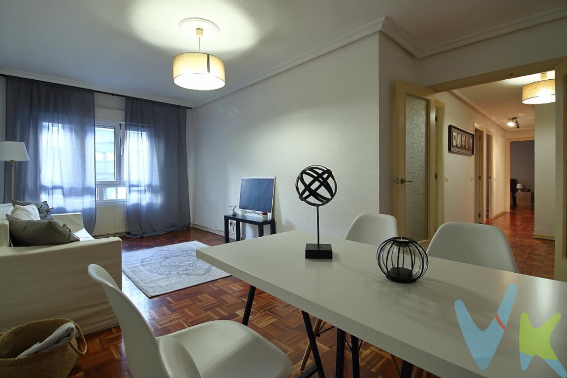¡VIVE A UN PASO DE LA PLAYA DE SAN LORENZO!Piso totalmente exterior de 3 habitaciones y 2 baños en La Arena, una de las zonas más demandadas de Gijón.Si buscas luminosidad, amplitud y una ubicación privilegiada, esta vivienda merece tu visita.Ubicación excepcional: a pocos minutos de la Playa de San Lorenzo, la Plaza de Toros y el Parque Isabel La Católica, y muy cerca del centro de Gijón.Ideal para familias, rodeado de colegios como Corazón de María y La Asunción, además de todo tipo de servicios, comercios y zonas de ocio.Excelente comunicación: parada de autobús justo enfrente del edificio. Totalmente exterior, una característica que aporta luz natural y una agradable sensación de amplitud durante todo el día.La vivienda dispone de 3 habitaciones y 2 baños, una distribución perfecta tanto para una familia como para quienes buscan espacio adicional para despacho, invitados o zona de estudio.Una oportunidad para disfrutar de Gijón en una de sus mejores ubicaciones, con la playa y todos los servicios al alcance de la mano. ¿Quieres conocerla? Contacta con nosotros y te acompaño a visitarla. Gastos e impuestos no incluidos en el precio. En segundas transmisiones, el comprador abona el ITP (porcentajes en Asturias: calculado sobre el mayor valor entre precio, tasación o valor de referencia catastral. Notaría y registro según aranceles variables; el comprador elige notario. El vendedor asume la plusvalía municipal; el resto de gastos (incluida hipoteca: tasación, costes bancarios, gestoría y formalización) son del comprador.Honorarios: intermediación a cargo del vendedor; mediación a cargo del comprador del 2% + IVA, mínimo 2.000  + IVA.El consumidor puede solicitar información y documentación adicional en la sede física o por correo electrónico de la Agencia (contacto en la web). La agencia actúa solo como intermediaria; toda compraventa queda sujeta a la aceptación expresa del vendedor y a la formalización del contrato. Anuncio meramente informativo: los datos corresponden a la fecha de publicación y pueden variar por actualizaciones legales, contractuales o fiscales.