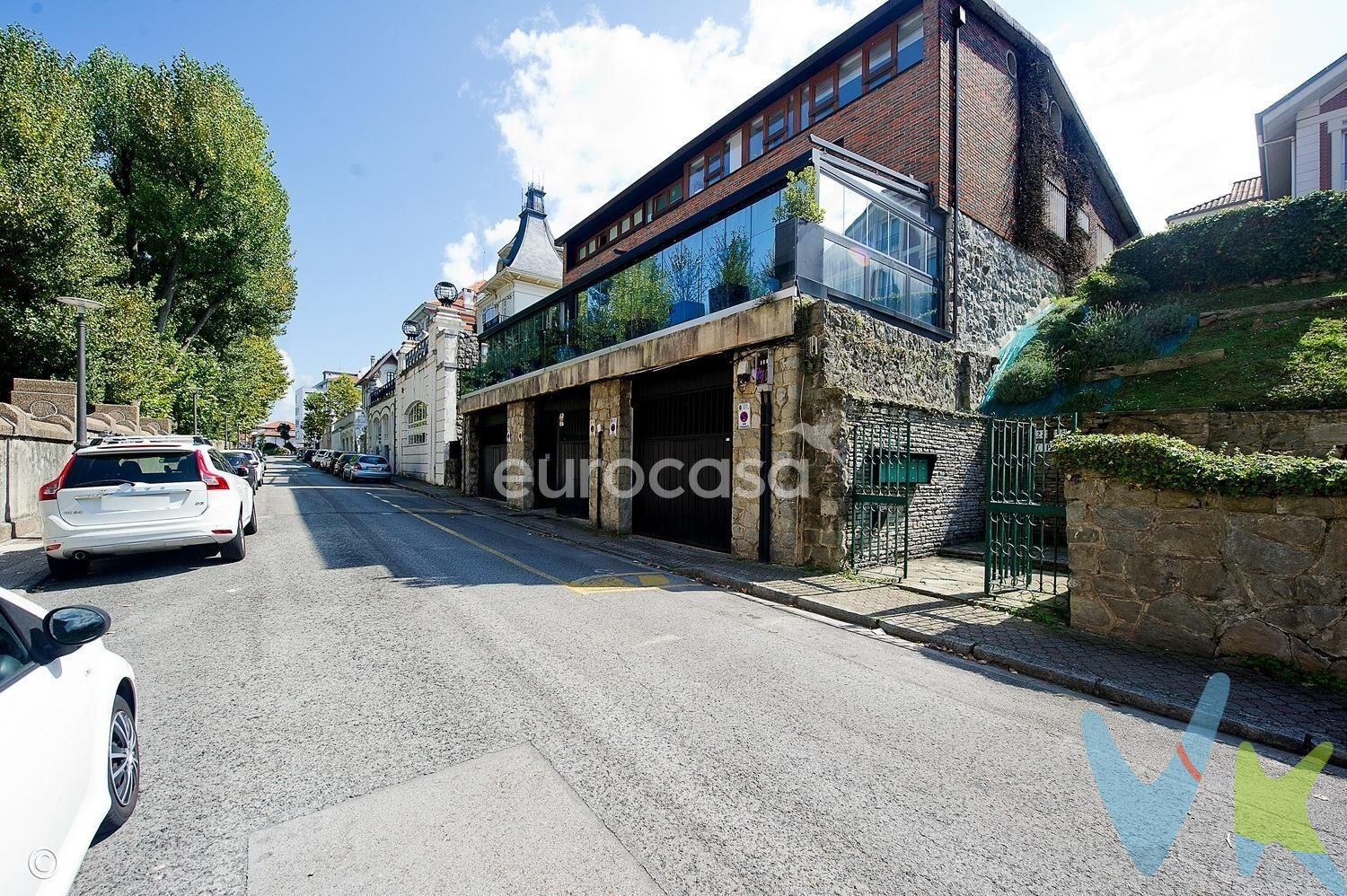 EXCLUSIVA VILLA DE LUJO EN EL SARDINERO A 200 METROS DE LA PLAYA. Imagina despertar cada mañana con la brisa del mar y sabiendo que las icónicas playas del Sardinero están a tan solo unos pasos de tu hogar. Esta sorprendente villa, situada en la tranquila calle Luis Martínez, te ofrece eso y mucho más. Está distribuida cómodamente en 3 plantas más la del garaje y cuenta con 4 espaciosos dormitorios, 2 baños modernos, una cocina completamente equipada y un salón que invita a relajarte, con un ambiente que combina modernidad y elegancia. Todo ha sido cuidado hasta el más mínimo detalle para ofrecer un espacio sofisticado y distinguido. Uno de los puntos fuertes de esta villa es, sin duda, su terraza acristalada de más de 30m2. El lugar ideal para relajarse y disfrutar del impresionante entorno durante todo el año, sin perder la conexión con el exterior. Desde el portal podrás acceder a la vivienda gracias a su ascensor, que además te conducirá internamente hasta la planta baja y primera. También podrás acceder desde la calle de forma independiente a través de una escalera que te conducirá directamente a la terraza lo que te proporcionará total privacidad y comodidad. En esta primera planta, además de la terraza y el salón, encontrarás la cocina y una habitación con un práctico armario. La siguiente planta cuenta con un dormitorio, un despacho y un baño. Y en la planta bajo cubierta verás dos amplias habitaciones y otro cuarto de baño. Para mayor comodidad, la villa dispone de un amplio garaje cerrado con entrada independiente, un verdadero lujo en esta zona de la ciudad. Actualmente, este espacio ha sido acondicionado como un estudio independiente, con su propia cocina, salón, zona de descanso y un cuarto de baño completo, perfecto para recibir invitados o como área multifuncional. Sin embargo, si se prefiere, puede transformarse de nuevo en garaje sin ninguna complicación. Pero lo que hace única esta vivienda no es solo su diseño o su amplitud. Es su ubicación. Estar en pleno Sardinero significa tener lo mejor de Santander a tu alcance: la playa a solo 200 metros, restaurantes exclusivos, tiendas y todos los servicios que puedas necesitar. Y todo ello en un vecindario tranquilo y exclusivo, con facilidad para el aparcamiento. Esta villa no es solo una vivienda, es un estilo de vida para quienes aprecian el lujo, la atención al detalle y la sensación de vivir en un inmueble excepcional. Está pensada para quienes valoran la calidad y los detalles que marcan la diferencia. Ven a descubrirlo y deja que el Sardinero se convierta en el escenario perfecto de tu nueva vida. 