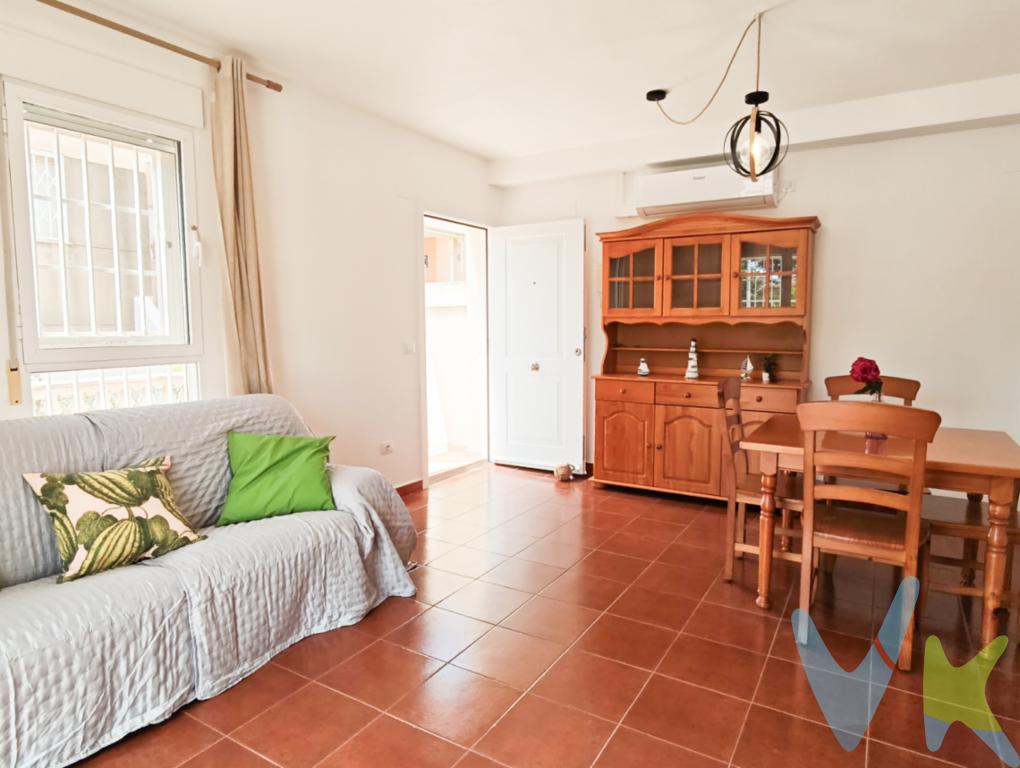  La vivienda abarca 61.88 metros cuadrados útiles, con un total de 131 metros cuadrados construidos, lo que garantiza un espacio amplio y acogedor. Está conformada por dos luminosas habitaciones que ofrecen el confort ideal para su descanso diario. El diseño de la propiedad ha sido optimizado para que cada estancia reciba abundante luz natural, creando un ambiente cálido y acogedor.El piso cuenta con una cocina completamente equipada, que destaca por su funcionalidad y estilo. Este espacio será el lugar perfecto para que pueda experimentar sus dotes culinarios y sorprender a sus invitados. El salón es el corazón del hogar, donde podrá disfrutar de momentos únicos con la familia o recibir a sus amigos en un entorno acogedor y de buen gusto.Entre los servicios adicionales que esta propiedad ofrece, se encuentra un garaje, proporcionando la tranquilidad de tener su vehículo resguardado y accesible en todo momento. Además, un trastero complementa el espacio, permitiéndole almacenar aquellas pertenencias que no necesita tener a la vista diariamente. Ambos espacios son indispensable para mantener la organización y el orden en su hogar.Por expreso deseo de los propietarios esta vivienda se comercializa en EXCLUSIVA, por lo que le garantiza un trato fácil, cómodo y sin interferencias. Rogamos no molesten a sus ocupantes o vecinos.Si usted es un profesional inmobiliario, no dude en llamarnos, estaremos encantados de colaborar en la venta de este inmueble.El precio ofertado no incluye impuestos, gastos de compraventa, ni honorarios de la agencia inmobiliaria. Anuncio no vinculante, puede contener errores.  