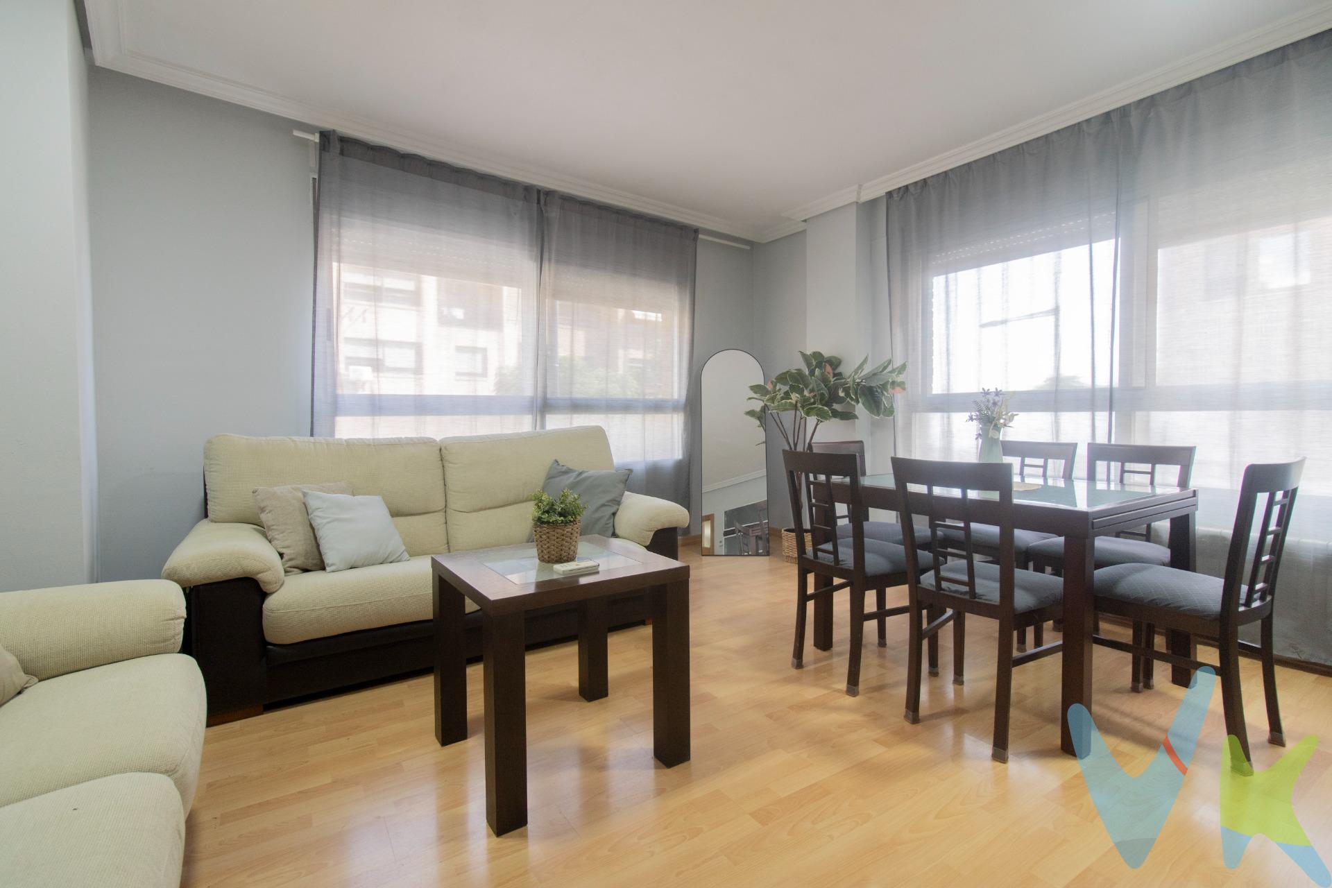 ¿Y si no tuvieras que elegir entre vivir cerca de Valencia y tener la casa que necesita tu familia?. Encontrar una vivienda en Alboraya con 3 habitaciones, 2 baños, garaje y lista para entrar a vivir no es tan sencillo como parece. Y cuando además buscas un hogar para una familia, la ubicación empieza a importar tanto como la propia vivienda. Esta vivienda se encuentra en Calle Josep Corella, en Alboraya, en una ubicación que te permite disfrutar de la tranquilidad y comodidad de vivir en un entorno familiar sin alejarte de Valencia. Es una vivienda exterior y esquinera situada en una primera planta con ascensor. Pero más allá de los metros, lo importante es cómo puedes vivir aquí. Tres habitaciones para que cada miembro de la familia tenga su espacio. Dos baños, uno de ellos integrado en la habitación principal. Una cocina independiente para el día a día. Y algo que muchas familias terminan echando de menos: tu propia plaza de garaje incluida en el precio. Además, está para entrar a vivir, por lo que puedes convertirla en tu hogar desde el primer día sin tener que afrontar una reforma antes de empezar a disfrutarla.  Una vivienda pensada para una etapa de vida. Puede ser la primera vivienda de una pareja que quiere formar una familia. Puede ser el siguiente paso de una familia que necesita más espacio. O simplemente ese cambio que haces cuando te das cuenta de que quieres vivir mejor sin alejarte de Valencia. Porque al final no estás comprando solamente metros cuadrados. Estás comprando comodidad, espacio, servicios y la posibilidad de construir tu día a día en un entorno familiar, teniendo Valencia al lado. Precio: 350.000 €. Si estás buscando vivienda en Alboraya y necesitas 3 habitaciones, 2 baños, garaje y una vivienda para entrar a vivir, esta es una de esas propiedades que merece la pena visitar. Si quieres saber si encaja realmente con lo que estás buscando, escríbeme y te cuento todos los detalles. . El precio de venta no incluye impuestos, ni honorarios de agencia . 