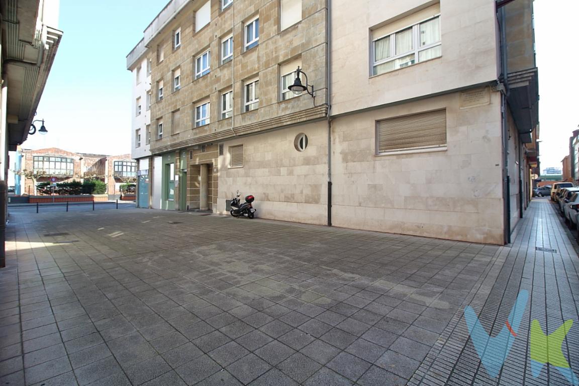 ¡Vive a un paso del mar en Gijón! 🌊🏡Te presentamos esta luminosa vivienda situada a escasos metros de la magnífica Playa de Poniente y muy próxima también a la tranquila Playa del Arbeyal, una ubicación ideal para disfrutar del mar, paseos al atardecer y la calidad de vida que ofrece la costa gijonesa.Consta de: Dos amplias habitaciones, ambas con armario empotrado, dos baños completos, uno con plato de ducha y otro con bañera , una cocina equipada totalmente con electrodomésticos de alta gama y un salón muy luminoso, ya que hace esquina y tiene mucho ventanal , lo que logra crear un acogedor ambiente de relax con luminosidad. El piso destaca especialmente por su extraordinaria luminosidad, ya que todas sus estancias reciben abundante luz natural y no dan a patio interior, una característica muy valorada que aporta mayor amplitud, privacidad y una agradable sensación de espacio en toda la vivienda.Su ubicación es otro de sus grandes atractivos: en apenas 10 minutos caminando podrás llegar al centro de la ciudad y al animado Puerto Deportivo de Gijón, rodeado de restaurantes, terrazas, zonas de ocio y todos los servicios necesarios para el día a día.Además, la vivienda ofrece comodidades muy demandadas que marcan la diferencia:✨ Plaza de garaje en el mismo edificio, con acceso directo desde el ascensor, ideal para olvidarse de buscar aparcamiento. ✨ Amplio trastero con ventilación, perfecto para almacenamiento adicional. ✨ Ubicación privilegiada cerca del mar, pero con todos los servicios al alcance.Una oportunidad perfecta tanto como vivienda habitual, segunda residencia o inversión, en una de las zonas con mayor atractivo de la ciudad.Si buscas luz, cercanía al mar y comodidad, este piso puede ser tu próximo hogar. 🌅📞 ¡No dejes pasar esta oportunidad y ven a visitarlo!Gastos e impuestos no incluidos en el precio. A título orientativo, en segundas transmisiones, el comprador abonará el Impuesto sobre Transmisiones Patrimoniales (ITP). Para consultar los porcentajes del ITP en Asturias puede hacerlo a través de la web oficial de servicios tributarios del Principado de Asturias https://sede.tributasenasturias.es/sites/sede/default/es_ES/Que-quieres-hacer/Transmisiones-Patrimoniales-y-AJD. La base imponible será el mayor valor entre precio de compraventa, tasación o valor de referencia catastral. Gastos de notaría y registro según aranceles variables según precio, número de copias y complejidad.El comprador escoge libremente notario. El vendedor asume la plusvalía y el resto de gastos son del comprador. Si se precisa hipoteca: Tasación, condiciones y costes bancarios según entidad elegida por el comprador; así como los gastos de gestoría y cualesquiera otros inherentes a la formalización de la compraventa. De acuerdo con la ley, no se incluyen en el precio otros gastos o tributos que legalmente correspondan al comprador. Honorarios de intermediación inmobiliaria a cargo del vendedor y honorarios de mediación inmobiliaria del 2% más I.V.A. a cargo del comprador.El consumidor tiene derecho, conforme a la normativa vigente, a disponer de información y documentación adicional relativa al inmueble y condiciones de la compraventa, accesible en la sede física de la Agencia Domingo en Avenida Hermanos Felgueroso 1 o Marqués de casa Valdés 7 bajo, de Gijón, o a través del correo electrónico info@agenciadomingo.com. La agencia actúa exclusivamente como intermediaria en la operación. Cualquier compraventa y sus condiciones quedan sujetas en todo caso a la aceptación expresa del vendedor del inmueble y a la posterior formalización del correspondiente contrato. El presente anuncio tiene carácter meramente informativo; la información suministrada se corresponde con la disponible a la fecha de publicación, pudiendo variar en función de las circunstancias o actualizaciones legales, contractuales y fiscales. 