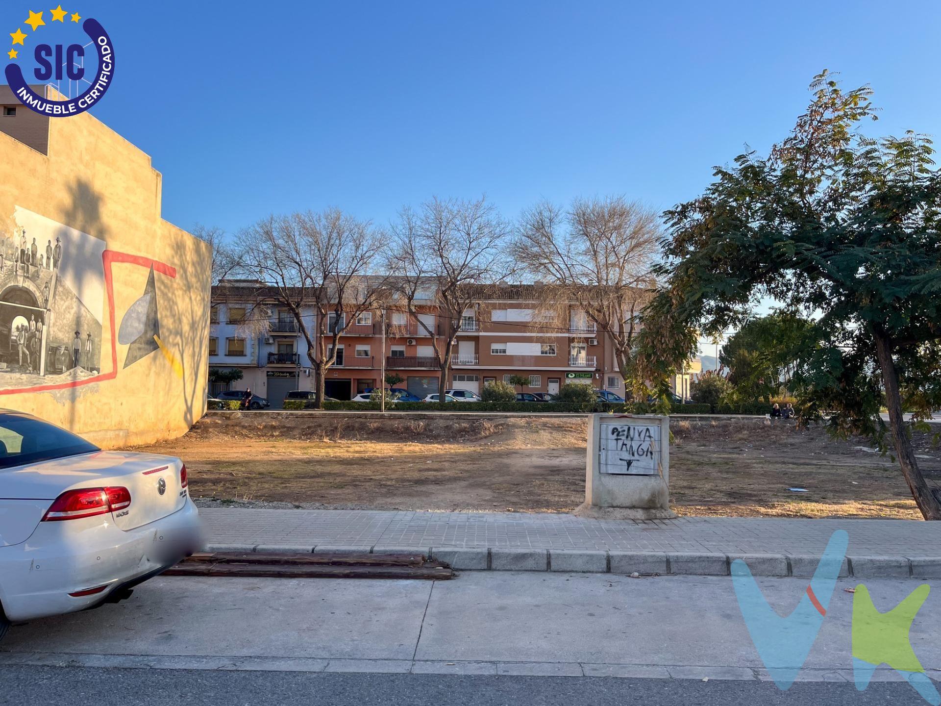 Solar urbano de 834 m² ubicado en la Calle Colón, en el mismo centro de L’Alcúdia de Crespins (Valencia). . Está clasificado como suelo urbano consolidado, dentro de la ordenanza ENS-18, lo que permite construir planta baja más 3 alturas. La edificabilidad estimada es de unos 2.835 m² sobre rasante, con ocupación del 100% en planta baja y del 80% en plantas superiores. El solar tiene una repercusión muy ajustada, en torno a 150 €/m² edificable, lo que lo convierte en una muy buena oportunidad para desarrollar un edificio plurifamiliar con local comercial en planta baja. Está rodeado de viviendas, bancos, comercios y servicios, y a solo 5 minutos a pie de la estación de Cercanías (línea C2 a Valencia). Ideal para promotores que busquen buena ubicación, volumen edificable y margen razonable. La descripción del presente inmueble e imágenes tienen mero carácter informativo y en ningún caso carácter contractual, pudiendo ser modificados por la inmobiliaria comercializadora sin que ello implique responsabilidad alguna frente a terceros. En el precio de venta a público, esta propiedad NO incluye los gastos de adquisición (Notario, registro, gestión, honorarios, etc…).