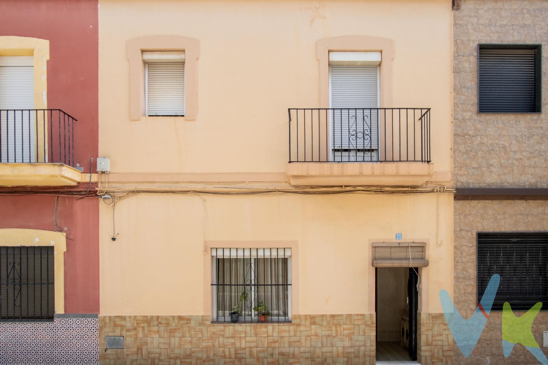 Ref. 1885_Si buscas una vivienda con espacio, carácter y posibilidades de reforma, esta casa adosada puede ser una excelente oportunidad. La propiedad cuenta con 99 m² construidos según Catastro y 60 m² útiles según Escritura, distribuidos en dos plantas. Dispone de cocina independiente, 2 salones, 3 habitaciones y 1 cuarto de baño. Además, uno de sus grandes atractivos es su terraza de más de 30 m², con trastero y barbacoa,  un espacio exterior ideal para disfrutar del buen tiempo, organizar comidas con amigos o crear una agradable zona de descanso. La vivienda se encuentra de origen, pero en buen estado de conservación, por lo que permite plantear una reforma progresiva y dejar cada estancia a tu gusto. Su distribución y sus espacios ofrecen una buena base para actualizarla, mejorar su funcionalidad y crear un hogar totalmente personalizado . La vivienda se encuentra en Burriana, en una zona urbana con acceso a los servicios y equipamientos de la localidad. El municipio cuenta con una amplia oferta de comercio, educación, instalaciones deportivas, cultura y servicios públicos, lo que facilita la vida cotidiana y convierte la zona en una opción interesante tanto para residencia habitual o como inversión. Está situada a unos 13 km de Castellón de la Plana y cuenta con conexiones por carretera y ferrocarril, lo que facilita los desplazamientos hacia otras poblaciones de la provincia. NOTA INFORMATIVA DE ATENCIÓN A LA CLIENTELA. (LEY 10/2025 de 28 de diciembre):. En cumplimiento de las obligaciones de información previstas en la Ley 10/2025, de 28 de diciembre, de servicios de atención a la Clientela y transparencia, cuyo contenido completo puede consultar en el siguiente enlace al Boletín Oficial del Estado: https://www.boe.es/eli/es/l/2025/12/26/10 se informa que el precio anunciado no incluye los impuestos, tasas y gastos derivados de la compraventa, los cuales se describen a continuación:. - Impuesto sobre Transmisiones Patrimoniales (ITP): Se aplicará el tipo impositivo vigente en la Comunidad Autónoma donde esté ubicado el inmueble, en el caso de la Comunidad Valenciana, con carácter general el 10%, sin perjuicio de tipos reducidos aplicables según las circunstancias personales del Comprador o las características del inmueble. El impuesto se devenga sobre el mayor valor entre el Valor de Referencia Catastral o el precio de venta de la Escritura de Compraventa. Para una información pormenorizada sobre tributación, tipos impositivos y bonificaciones del ITP, puede consultar el portal oficial de la Agencia Tributaria Valenciana (ATV) en el siguiente enlace: https://atv.gva.es/es/itpajd. - Gastos de Notaría: Los honorarios notariales se calcularán conforme al arancel oficial regulado en el Anexo I, del Real Decreto 1426/1989, de 17 de noviembre, por el que se aprueba el arancel Notarial. - Gastos de Registro: Los honorarios del Registrador de la Propiedad correspondientes a la inscripción en el Registro de la Propiedad competente se calcularán según el arancel oficial establecido en el Anexo I, del Real Decreto 1427/1989, de 17 de noviembre, por el que se aprueba el arancel de los Registradores de la Propiedad. -Tasas de expedición de Cédulas de Segunda Ocupación, tasas y/u honorarios de profesionales por expedición de boletines de instalación de agua, luz o gas, así como el coste de las altas de dichos suministros, si no estuviesen ya contratados. - Gastos de Gestión en caso de adquisición mediante financiación hipotecaria: Los honorarios por la tramitación administrativa, liquidación de impuestos e inscripción en el Registro de la Propiedad serán calculados por la Gestoría designada por la Entidad Bancaria hipotecante de los inmuebles. - Honorarios Agencia del Vendedor: No están incluidos en el precio de venta. -Honorarios Agencia del Comprador: La Agencia informará al Cliente del coste de sus honorarios profesionales. 
