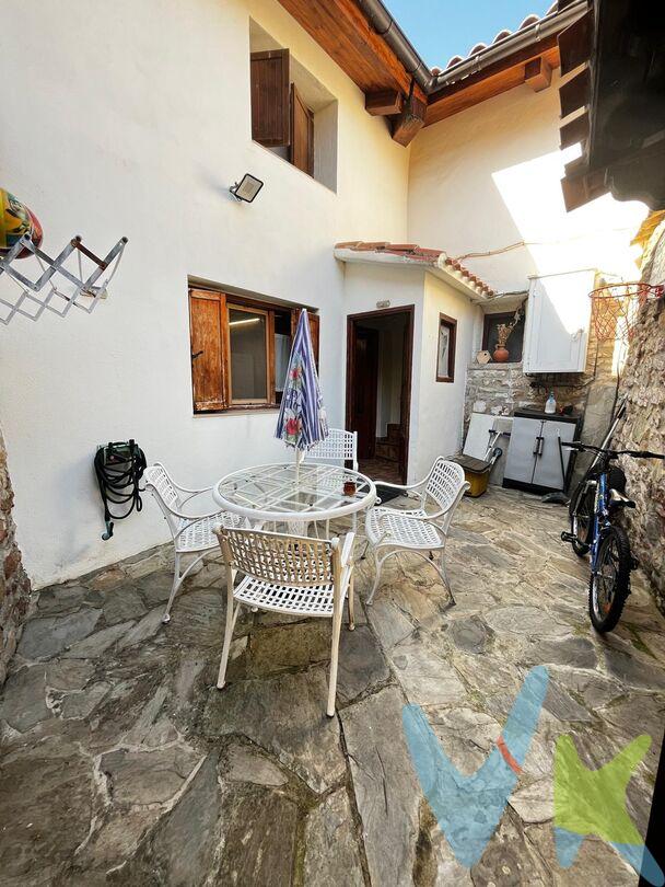 

Si buscas una casa especial, acogedora y con personalidad, esta joya esquinera te va a enamorar. Restaurada en 2011, fusiona el encanto rústico con la comodidad actual.

 
Destaca por su calidez y su cuidada restauración realizada en el año 2011. Con una imponente fachada de piedra, la vivienda recibe al visitante en una planta baja funcional y espaciosa. En ella encontramos una amplia cocina con comedor y, tras salvar dos sutiles escalones, un acogedor salón. Esta planta se completa con un aseo y un baño principal de excelentes dimensiones equipado con plato de ducha.
La zona de descanso se ubica en la primera planta, ofreciendo dos dormitorios totalmente exteriores que garantizan una óptima luminosidad. Junto a ellos, una versátil sala de estar brinda la posibilidad de transformarse en un tercer dormitorio tipo alcoba según las necesidades. Los acabados interiores aportan un gran valor estético: techos con vigas de madera vista, paredes lisas y ventanas de madera con doble cristal Climalit que aseguran el confort térmico, reforzado por su sistema de calefacción de gas natural.
 
El gran atractivo exterior lo firma un acogedor patio privado de aproximadamente 20 metros cuadrados, ideal para el descanso.
 
¡No dejes escapar esta joya! Contacta hoy mismo para visitarla.


 


