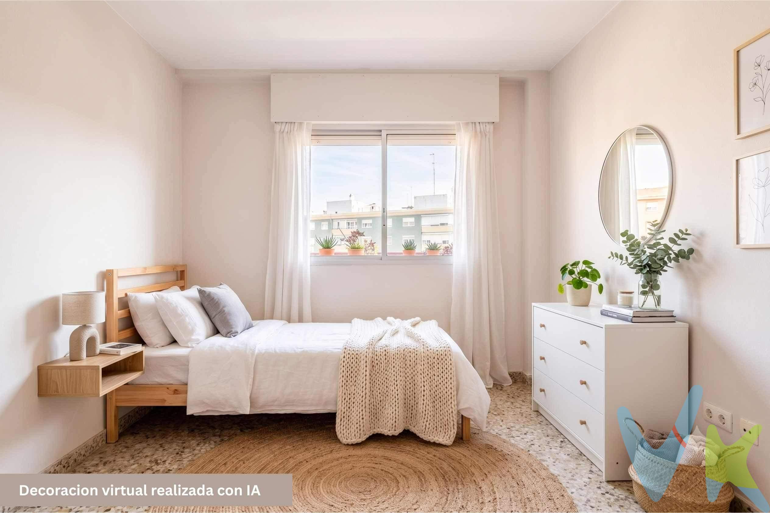Piso con garaje. En c/ San Martín de Cillas, San José, . En esta tercera planta con vistas despejadas, disfrutarás de esa sensación de amplitud y luz natural que tanto escasea en la ciudad. El salón conecta directamente con una pequeña terraza . El rincón perfecto para ese café de la mañana o para crear un oasis urbano de plantas . El piso, cuenta con 3 dormitorios y 1 baño, tienes los metros cuadrados ideales para reformar sin desperdiciar espacio. ¿Prefieres un concepto abierto de cocina-salón? Aquí puedes hacerlo. Cuenta con calefacción central,  que garantiza calidez en todo el hogar sin sorpresas en las facturas individuales de mantenimiento. En el precio se incluye una plaza de garaje en edificio anexo. Contacta ahora para concertar una visita. *** Gastos e impuestos no incluidos. A título orientativo, en segundas transmisiones, el comprador abonará: Impuesto sobre Transmisiones Patrimoniales (ITP), tipo general en Aragón al 8% (*). Base de cálculo: mayor valor entre precio de compraventa o valor de referencia catastral. Gastos de Notaría y Registro: Aranceles variables según precio, número de copias y complejidad; cálculo según tarifas normativas. Si se precisa hipoteca: Tasación, condiciones y costes bancarios según entidad elegida por el comprador; así como gastos de gestoría y cualesquiera otros inherentes a la compraventa. No se incluyen otros gastos o tributos que puedan por Ley corresponder al comprador. Operación sujeta a doble mediación. Existen honorarios a cargo del comprador, salvo pacto en contrario, no incluidos en PVP. El consumidor conforme a la normativa vigente podrá solicitar información y documentación adicional relativa al inmueble, sus características, condiciones de la operación y del servicio de mediación en la oficina y/o a través de nuestro teléfono de contacto o mail. La agencia actúa exclusivamente como intermediaria en la compraventa, cuyas condiciones, en todo caso, estarán sujetas a la aceptación expresa del vendedor del inmueble y posterior formalización del contrato. La información suministrada se corresponde con la disponible a la fecha de publicación, pudiendo variar en función de las circunstancias o actualizaciones legales, contractuales y fiscales. Anuncio de carácter meramente informativo. Para una información exhaustiva sobre el funcionamiento, tipos impositivos y bonificaciones del ITP en Aragón, puede consultar el portal oficial de la Agencia Tributaria Autonómica. Tarifas notariales y registrales reguladas en el Anexo I del Real Decreto 1426/1989 y Anexo I del Real Decreto 1427/1989, respectivamente. Anuncio no vinculante, puede contener errores.