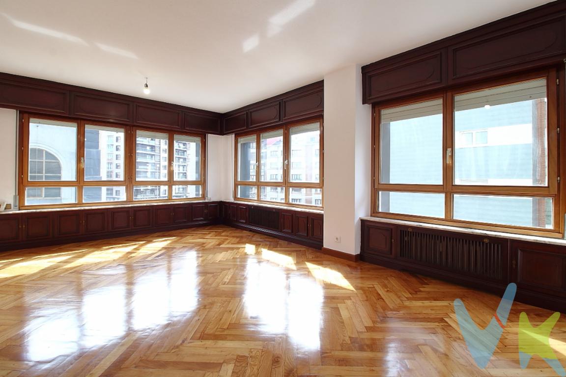Venta de exclusivo piso de 184,62m2, en pleno centro de Gijón, calle Uría, a cinco minutos de la playa de San Lorenzo. Consta de 5 habitaciones, amplio salón con ventanales, con vistas a la plaza de los campos, junto a la iglesia de los Capuchinos . La habitación principal es un sueño: Tiene una gran zona de vestidor y baño en suite. Hay otros dos baños, uno con plato de ducha y otro con bañera, todos ellos reformados. Dispone de un segundo salón comedor que fácilmente puede adaptarse a una gran habitación.La cocina es espaciosa, con una isla central y perfecta para acoger a una numerosa familia. Llama la atención del piso el buen estado, su luz y el gran número de huecos a la calle, seis ventanales a la calle uría y tres a Luciano Castañón. El hall de entrada es muy acogedor, en esta zona encontramos una estancia, ideal para almacenaje o un coqueto vestidor.La orientación es sureste, eso hace que sea muy soleado y luminoso. Unido a todo lo anterior tiene la posibilidad de dividir en dos pisos independientes, ya que son dos fincas registrales. Tiene servicios centrales de calefacción y agua caliente. La fachada está rehabilitada y el portal tiene dos ascensores. El edificio no tiene barreras arquitectónica. Si sueña con vivir en un piso espacioso, soleado y céntrico, ésta es su oportunidad. No dude en llamarnos y conocerlo. El precio no incluye gastos de Notaría, Registro e Impuestos de Transmisiones