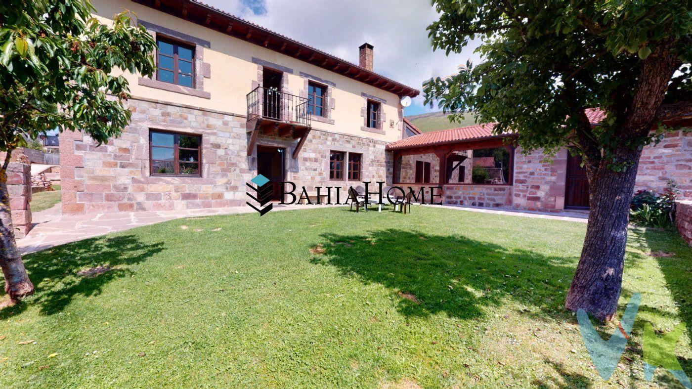 ESPECTACULAR CHALET EN VENTA EN EL MUNICIPIO DE CAMPOO DE SUSO .  .  Este municipio está delimitado por las sierras del Cordel, al norte, y de Labra, al sur, que se unen en forma de cuña en un impresionante circo, en cuyas laderas nos encontramos con las pistas de esquí de la Estación Alto Campoo, una de las actividades estrella de esta zona, y que se encuentra a tan sólo 20 minutos de la vivienda, sin olvidarnos de el Nacimiento del río Ebro en Fontibre, como máximos puntos de interés. Además se encuentra a 5 minutos del campo de Golf y a 1 hora del aeropuerto de Bilbao.  Entre el patrimonio histórico-artístico de Campoo de Suso destacan dos monumentos declarados Bien de Interés Cultural: el Castillo de Argüeso,  la torre y casa solariega de los Ríos Mier en Proaño. También podemos contemplar numerosas casonas construidas durante los siglos XVII y XVIII. En lo referente al patrimonio religioso destaca la iglesia románica de Santa María la Mayor de Villacantid, también declarada Bien de Interés Cultural.  .  Te presentamos esta vivienda de 482m2, semireformada, a falta de los últimos retoques que te permitirán poderla terminar a tu gusto.Se divide en planta baja, planta primera. Las ventanas son de madera hawaiana, los suelos, de cerámica en planta baja y de madera en la primera. Todos los techos son con vigas vistas y calefacción de gasóil.  .  En la planta baja  encontramos, amplio salón con una maravillosa chimenea que le proporciona a la estancia ese ambiente acogedor que tanto nos gusta, cocina independiente  totalmente equipada, y amplio baño completo con bañera. A través de esta planta, tenemos acceso a la parte del txoco que más adelante descubriremos.  La planta primera consta de tres dormitorios dobles, todos con grandes ventanas que les proporcionan gran luminosidad a las estancias, además una de ellas tiene acceso a terraza. En esta planta tenemos otro baño completo con plato de ducha para los días en lo que vamos con más prisa.  Volviendo a la planta baja, continuamos con su espectacular txoco, con una mesa perfecta para las reuniones con amigos y familiares, donde podrá  hacer todo tipo de celebraciones, ya que al lado tiene un gran salón y un estupendo horno zamorano donde la comida le quedará exquisita. Además, tiene chimenea calefactora, por lo que tampoco tendrás que preocuparte del frío. A su lado, encontraremos el garaje  en el que además de aparcar los coches, podrás destinar a zona de almacenaje debido a su tamaño.  .  Si todo esto no te parece suficiente para dar el paso de venir a visitarla, espera que te contemos lo mejor, su jardín con barbacoa,  y la pisicina que se encuentra a falta del último empujón,  que harán  refrescantes los calurosos días de verano.  Todo esto hace que esta casa sea la mejor opción si quieres estar rodeado de naturaleza y con todas las comodidades.  .  Ven a verla, seguro que no te dejará indiferente. 