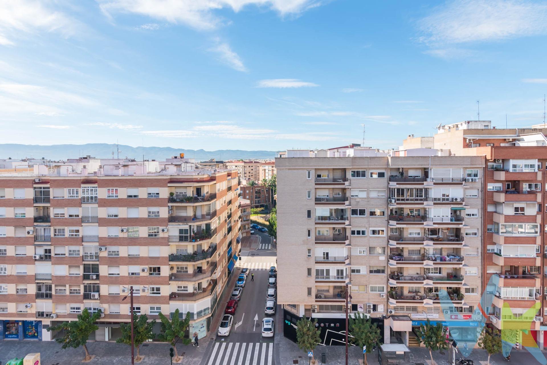 Crea el hogar que siempre has soñado con esta amplio piso con espectaculares vistas y mucha luz en Ronda Norte. Este piso reúne todo lo necesario para convertirse en tu hogar ideal. La vivienda destaca por su excelente ubicación, cercanía al centro, acceso rápido a la autovía y una amplia oferta de servicios. En sus 107 metros cuadrados construidos, diseñados para aprovechar al máximo el espacio, se dispone de 2 dormitorios dobles y 2 sencillos, baño completo, aseo, cocina completamente amueblada y con electrodomésticos, amplio y luminoso salón, y terraza. Para terminar te queremos comentar algo: ¡Descubre una aventura inmobiliaria que combina calidad, pasión y profesionalidad! La confianza que los propietarios han depositado en nosotros es un testimonio de nuestro compromiso en brindarte un servicio excepcional. Aquí viene el detalle especial: al contactarnos directamente, evitarás molestarlos, nosotros seremos tus intermediarios y te proporcionaremos toda la asistencia necesaria. Estamos aquí para facilitarte la documentación e información que requieras, y te prometemos un trato cálido y sin complicaciones. Te informaremos detalladamente de todos los aspectos, incluyendo gastos de la compra y honorarios de agencia que no están incluidos en el precio, para garantizar tu comodidad y tranquilidad durante todo el proceso. Esa es nuestra esencia, proporcionarte. Calma: “Estado ideal de tranquilidad que tendrás al comprar tu casa con nosotros”. Queremos que sepas que tanto la descripción del inmueble como las imágenes que ves son valiosas referencias informativas, en ningún caso tienen carácter contractual. Asimismo, el precio ha sido designado por la propiedad por lo que podría sufrir variaciones y no sería vinculante hasta que se formalice en contrato de compraventa.