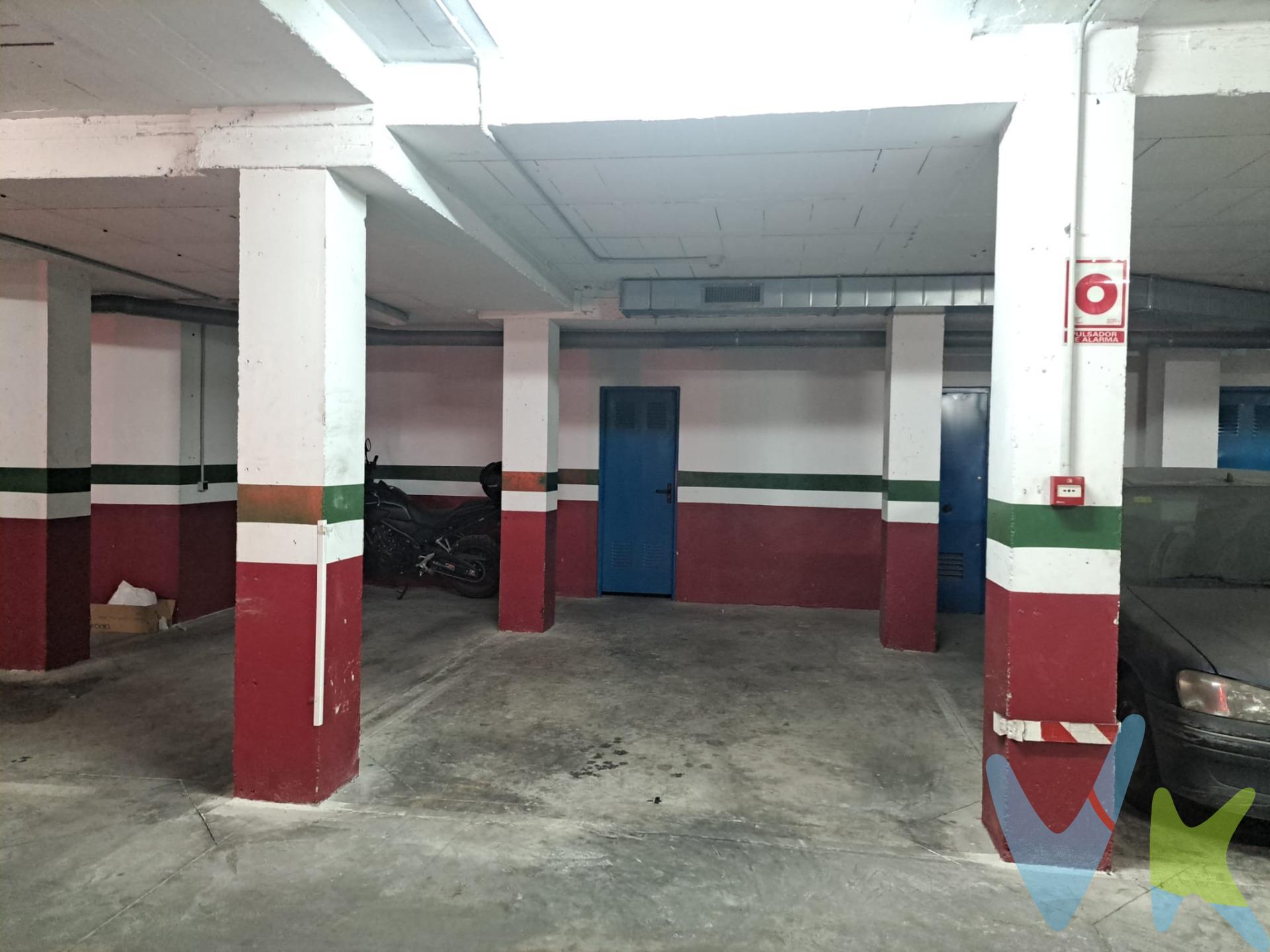 Se vende amplia plaza de garaje con trastero en una de las zonas más demandadas de Chiclana, en pleno centro, en la zona de El Pájaro. La plaza de parking cuenta con una superficie de 14,69 m², ofreciendo un espacio cómodo y de fácil maniobra, ideal tanto para vehículos grandes como para quienes valoran la comodidad al aparcar en el día a día. Uno de sus grandes atractivos es el trastero, de aproximadamente 11 m², ubicado en la misma plaza, lo que aporta una gran comodidad y funcionalidad. Su amplitud lo convierte en un espacio perfecto para almacenamiento adicional: bicicletas, herramientas, enseres personales o cualquier necesidad extra de espacio, algo especialmente valioso en zonas céntricas donde el almacenamiento escasea. La combinación de plaza de garaje + trastero en esta ubicación es una oportunidad muy práctica y cada vez más demandada, tanto para uso propio como para inversión. No dejes pasar esta oportunidad de ganar en comodidad, espacio y tranquilidad en el centro de Chiclana. De acuerdo con lo prevenido en el Decreto 218/2005, de 11 de octubre, se informa al cliente que los Gastos Notariales, Registrales, impuesto de transmisiones (ITP), Honorarios de intermediación, Gastos financieros, y otros gastos inherentes a la compraventa no están incluidos en el precio. Disponemos del Documento Informativo Abreviado de la propiedad (D. I. A), según Decreto 218/2005, de 11 de octubre. La Agencia Inmobiliaria también dispone de Seguro de Caución, para la garantía y protección de las cantidades económicas entregadas como señal para la reserva de una vivienda.