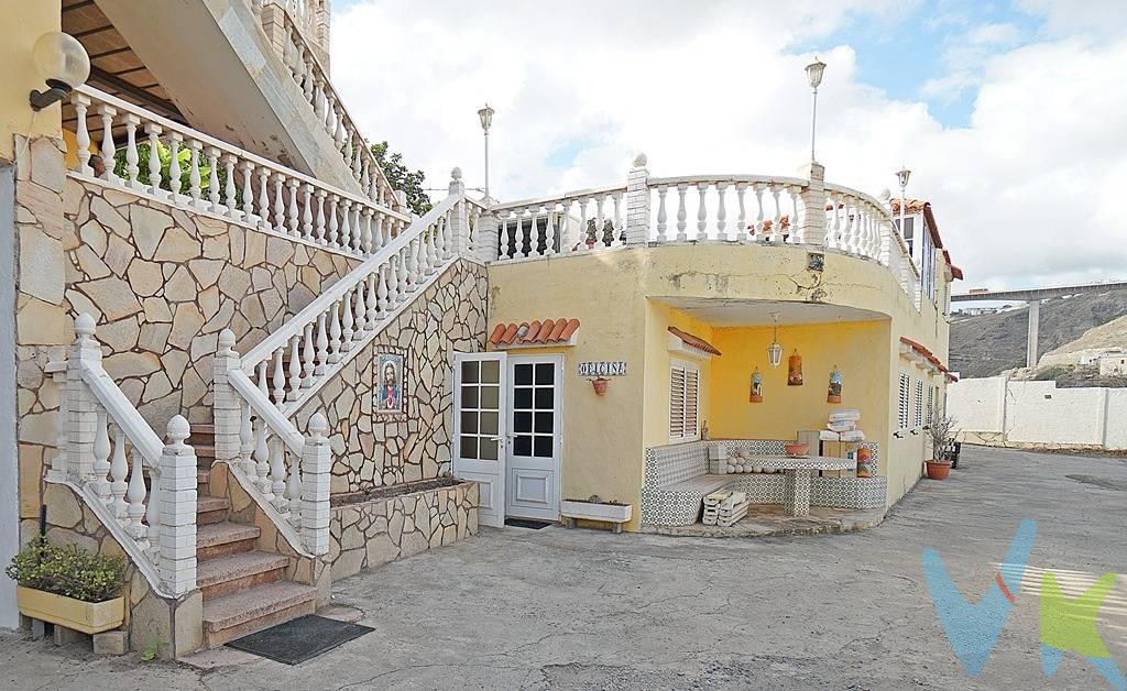 Amplio piso en planta primera de casa terrera, en el Valle de Tenoya. Se vende amplio piso independiente en la planta primera de una casa terrera, ideal para reformar a su gusto. La vivienda tiene una superficie de 173 m² y se distribuye en 5 habitaciones exteriores, tres de ellas con armarios empotrados, incluyendo una habitación principal con baño en suite y balcón privado. Además, cuenta con dos baños más, una cocina abierta, con despensa, que conecta con un salón espacioso y un cuarto de lavado. Este inmueble cuenta con una amplia terraza con vistas al campo. La propiedad dispone de dos plazas de aparcamiento privadas y un práctico cuarto trastero. Además, con este piso se vende  un terreno agrícola, anejo, de 10.001m2 de alto valor . agrario por su alto valor productivo ( consultar precio del terreno ). El terreno cuenta con un estanque de 3.000m3, dos tuberías de regantes (la del Toscón y la Tenoyera). Derechos de agua de la Heredad de Tenoya. Garaje, cuarto de goteo, cuarto de apero y otro cuarto anexo. Para más información o concertar una visita, no dudes en contactarnos. Los gastos e impuestos derivados de la compraventa no están incluidos en el precio.