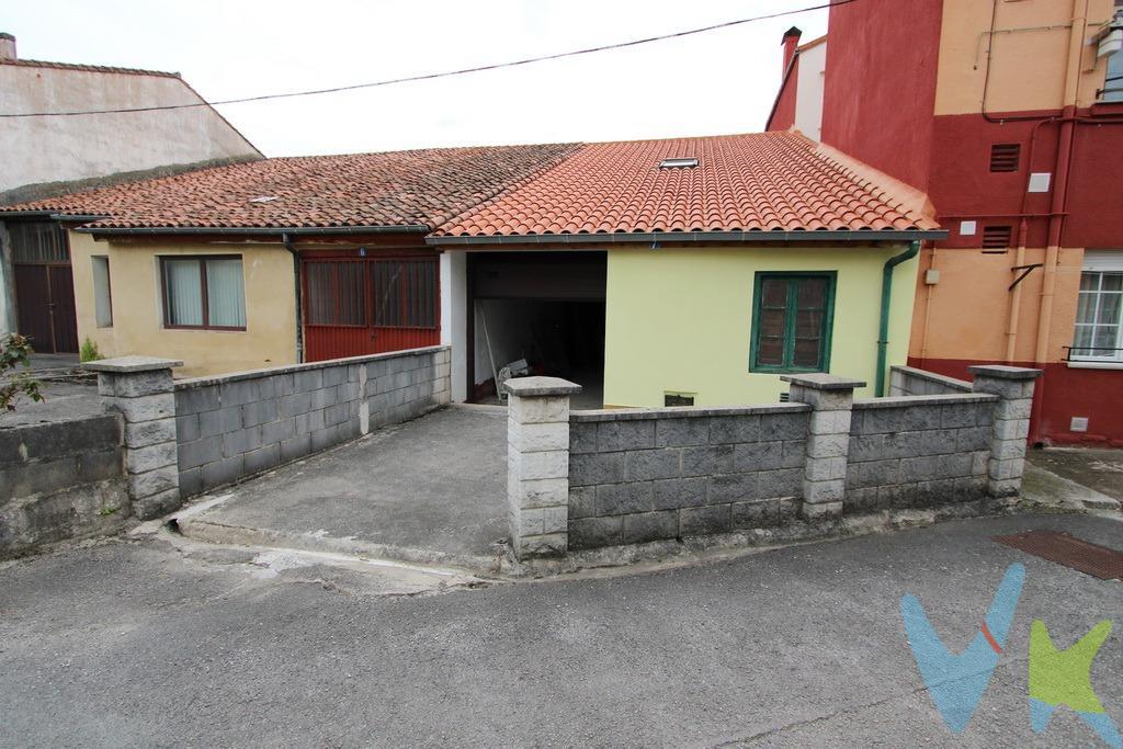 Una casa perfecta para su transformación en un precioso loft de estilo industrial. Este edificio situado en el centro de Los Corrales de Buelna tiene una superficie en planta de 112 m² sin distribución alguna, e incluso dispone de una pequeña parcelita de terreno de 25 m² frente a su fachada sureste, por la que accedemos a su interior. Si eres un urbanita empedernido y tu sueño es disfrutar en uno de esos modernos loft que aparecen en algunas pelis ambientadas en Nueva York. Si para ti el espacio y la luminosidad es lo primordial en una vivienda. Si te encantan las viviendas con decoración estilo industrial… . Entonces, tienes que venir a ver este edificio de piedra, pues pocas veces hemos encontrado algo tan idóneo para desarrollar un proyecto como ese. El edificio es totalmente diáfano y su tejado ha sido renovado recientemente. Está situado en una de las zonas más populares y emblemáticas de Los Corrales, en el mismo centro del pueblo y con todo tipo de comodidades a mano. Aunque tanto en el título de propiedad como en la información catastral, consta que es una vivienda, actualmente se le está utilizando como almacén. Gastos de la transacción:. El precio de la vivienda no incluye impuestos ni gastos legales. El impuesto que grava su compra es el de transmisiones patrimoniales (entre el 8 y el 10%). Sin honorarios de agencia inmobiliaria para el comprador. 