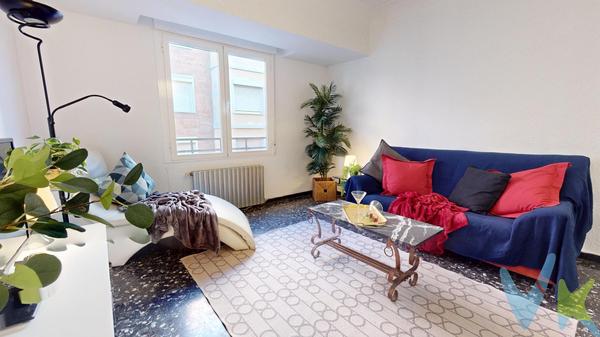 🌟 ¡Descubre tu nuevo hogar en Zaragoza! Este espectacular piso está ubicado en la emblemática Gran Vía, una de las zonas más vibrantes y dinámicas de la ciudad. Con una superficie útil de 95 m², este inmueble ofrece un amplio espacio perfecto para disfrutar con familia o amigos. 🏡✨. Cuenta con tres habitaciones dobles ideales para descansar después de un día ajetreado, además tiene otras tres estancias que puedes adaptar según tus necesidades: oficina, sala recreativa o lo que desees. 🚪🛌 La propiedad dispone también de un baño completo y aseo adicional. La ubicación es inmejorable; estarás rodeado por tiendas exclusivas, restaurantes deliciosos y muy cerca del Corte Inglés 🛍️🥘—todo al alcance caminando. No te pierdas esta oportunidad única 💖. ¡Ven a visitarlo hoy mismo!. ***NOTA HISTÓRICA: El nombre de la calle hace referencia a Rigoberto Doménech Valls (1870–1955), sacerdote y arzobispo católico español. Fue arzobispo de Zaragoza desde 1924/1925 hasta su fallecimiento en 1955, después de haber sido obispo de Mallorca. **Gastos e impuestos no incluidos. A título orientativo, en segundas transmisiones, el comprador abonará: Impuesto sobre Transmisiones Patrimoniales (ITP), tipo general en Aragón al 8% (*). Base de cálculo: mayor valor entre precio de compraventa o valor de referencia catastral. Gastos de Notaría y Registro: Aranceles variables según precio, número de copias y complejidad; cálculo según tarifas normativas. Si se precisa hipoteca: Tasación, condiciones y costes bancarios según entidad elegida por el comprador; así como gastos de gestoría y cualesquiera otros inherentes a la compraventa. No se incluyen otros gastos o tributos que puedan por Ley corresponder al comprador. Operación sujeta a doble mediación. Existen honorarios a cargo del comprador, salvo pacto en contrario, no incluidos en PVP. El consumidor conforme a la normativa vigente podrá solicitar información y documentación adicional relativa al inmueble, sus características, condiciones de la operación y del servicio de mediación en la oficina y/o a través de nuestro teléfono de contacto o mail. La agencia actúa exclusivamente como intermediaria en la compraventa, cuyas condiciones, en todo caso, estarán sujetas a la aceptación expresa del vendedor del inmueble y posterior formalización del contrato. La información suministrada se corresponde con la disponible a la fecha de publicación, pudiendo variar en función de las circunstancias o actualizaciones legales, contractuales y fiscales. Anuncio de carácter meramente informativo. Para una información exhaustiva sobre el funcionamiento, tipos impositivos y bonificaciones del ITP en Aragón, puede consultar el portal oficial de la Agencia Tributaria Autonómica. Tarifas notariales y registrales reguladas en el Anexo I del Real Decreto 1426/1989 y Anexo I del Real Decreto 1427/1989, respectivamente. Anuncio no vinculante, puede contener errores.