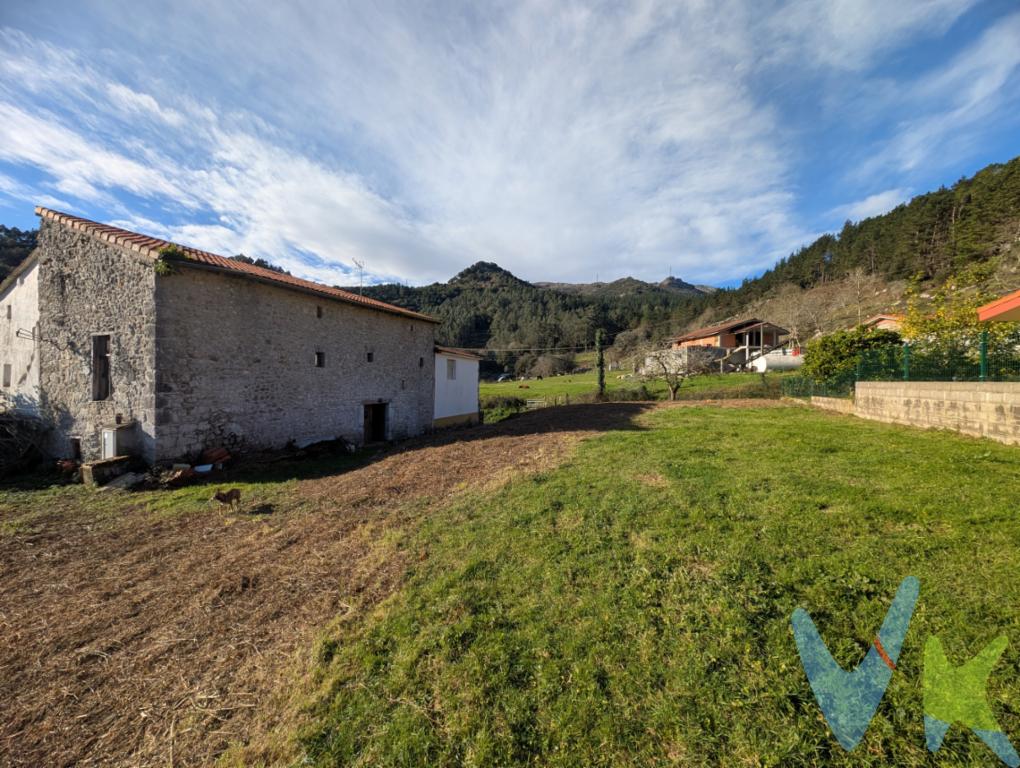 Casa de pueblo situada en San Miguel de Aras, en un entorno natural privilegiado, con vistas abiertas y gran tranquilidad. Vivienda de construcción tradicional en piedra, actualmente en proceso de reforma, pendiente de remates finales.Dispone de tejado nuevo y fachada rehabilitada, así como instalaciones de electricidad y fontanería ya ejecutadas, lo que reduce notablemente la inversión pendiente.Distribución:Oportunidad interesante para quienes buscan una casa rural con obra avanzada y margen de personalización.Bajo cubierta: espacio diáfano de unos 50 m², con placa de hormigón, listo para habilitar. Dispone de baldosas para su colocación.Primera planta: suelo de madera colocado, tres habitaciones con divisiones ejecutadas y baño preparado para terminar.Planta baja: suelo de baldosa colocado, cocina y baño casi terminados, cocina abierta al salón-comedor aportando amplitud y luminosidad.Fosa séptica: realizada.Piscina: ya  está realizada la excavación del vaso. Se puede construir edificación complementaria de 60 m2 de planta, más bajocubierta y sótano , ideal si quieres tener una casa de invitados o hacer un txoco. Impuestos, gastos notariales y registrales NO INCLUIDOS