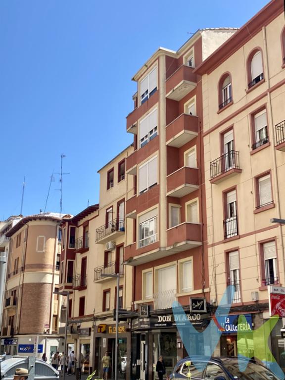 ¡OPORTUNIDAD ÚNICA EN PLENO CENTRO DE LOGROÑO! ? Tu lienzo en blanco en Avda. República Argentina (junto a Pilar Salarrullana)¿Buscas crear el hogar que siempre imaginaste a tu medida o una inversión inmobiliaria de alta rentabilidad? Este piso reúne las características más codiciadas del mercado: ubicación imbatible, máxima privacidad y una iluminación exterior privilegiada.CARACTERÍSTICAS PRINCIPALES Ubicación Exquisita: En pleno corazón de Logroño, junto a la Plaza Pilar Salarrullana. Rodeado de todos los servicios, comercios y vida del centro. Espacios Exteriores y Luz: Cuenta con 2 balcones exteriores, un mirador tradicional a la calle y un tercer balcón a un patio de luces muy luminoso, garantizando luz natural durante todo el día. Privacidad Total (Un piso por planta): Olvídate de paredes compartidas con vecinos en tu mismo nivel. Exclusividad y tranquilidad absolutas.5ª Altura con Orientación Este - Oeste: Ventilación cruzada y un flujo de luz constante desde el amanecer hasta el atardecer.Inicio de Reforma (A tu gusto): La estructura perfecta para diseñar la distribución que mejor se adapte a tus necesidades sin pagar por reformas ajenas. Precio de Oportunidad: Excelente posición en el mercado, ideal para alta rentabilidad en alquiler o para revalorizar tu inversión desde el primer día. ¿POR QUÉ ES UNA OPORTUNIDAD ÚNICA?Las viviendas que combinan planta exclusiva, altura, mirador y tres balcones en el centro de Logroño son auténticas joyas difíciles de encontrar. Sus amplias posibilidades de redistribución permiten crear desde una vivienda de diseño contemporáneo llena de encanto hasta un activo inmobiliario de altísima demanda para alquiler.¡No lo dejes escapar! Las propiedades con este potencial, exterioridad y a este precio vuelan. Contacta hoy mismo para concertar una visita y descubrir todas sus posibilidades.