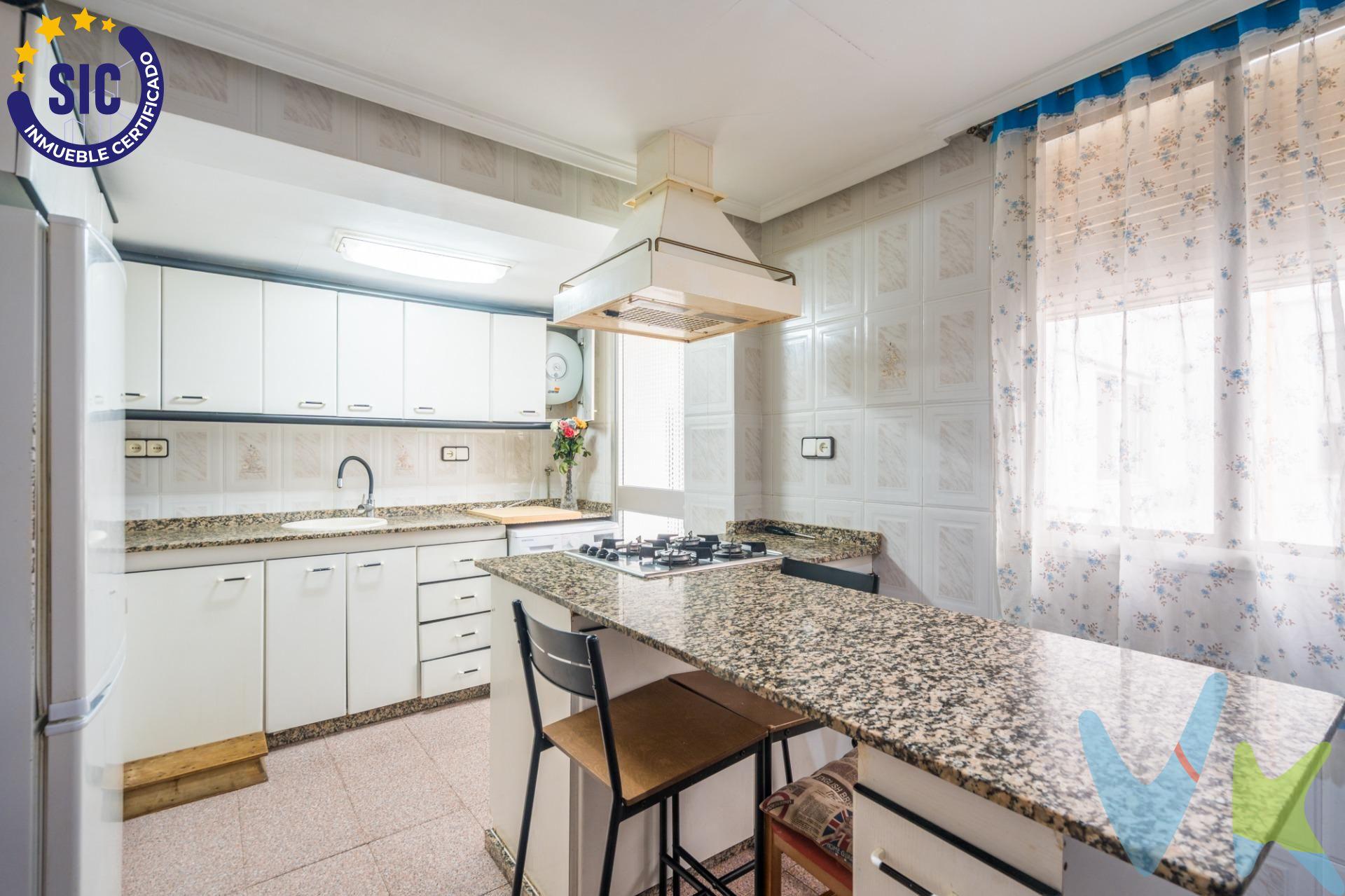 Si buscas una vivienda lista para entrar a vivir, luminosa y en una zona tranquila con todos los servicios, esta puede ser tu próxima casa. La vivienda, con orientación este-oeste, disfruta de una excelente luz natural durante todo el día. Su mayor protagonista es el salón, desde donde podrás disfrutar de unas espectaculares vistas despejadas a la huerta de Alboraia, un privilegio difícil de encontrar. Dispone de 2 dormitorios dobles, un baño con plato de ducha y una amplia cocina con isla, perfecta para el día a día y para compartir momentos en familia. Además, cuenta con una práctica galería con armario empotrado. Se trata de una segunda planta sin ascensor, situada en una zona muy bien comunicada, junto a Alboraia y Tavernes Blanques, con parada de EMT en la puerta y metro y tranvía a pocos minutos, además de todos los servicios necesarios muy cerca.