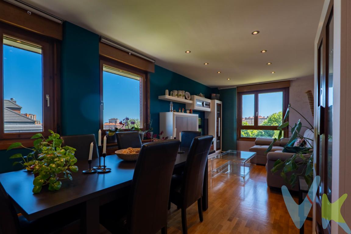 Hay viviendas que se visitan y viviendas en las que te imaginas viviendo desde el primer minuto. Esta es una de ellas.Este espectacular dúplex destaca por su amplitud, su luz y una distribución pensada para disfrutar del día a día con comodidad. Sus estancias son generosas, con grandes huecos que llenan la casa de sol y crean una sensación de bienestar nada más entrar.La vivienda se encuentra en un estado impecable, lista para entrar a vivir, con espacios amplios, luminosos y muy bien aprovechados. En la planta baja cuenta con una habitación, una característica especialmente práctica tanto para quienes buscan comodidad en una sola planta como para quienes necesitan un despacho, dormitorio de invitados o una zona más independiente.La zona de día invita a disfrutar: luz natural, amplitud y una atmósfera acogedora que hace que cada rincón resulte agradable. En la planta superior, el dúplex mantiene esa sensación de espacio y privacidad que convierte la vivienda en un hogar cómodo y especial.Además, dispone de dos plazas de garaje, un valor añadido fundamental para quienes buscan comodidad real en su día a día.Su entorno es otro de sus grandes atractivos: rodeada de zonas verdes, ofrece tranquilidad, vistas agradables y la posibilidad de disfrutar de paseos y espacios abiertos sin renunciar a tener todos los servicios cerca.Una vivienda soleada, luminosa, amplia y en un estado espectacular. De esas casas que no solo cumplen requisitos, sino que transmiten algo más: ganas de quedarse.Se informa a los interesados de que el precio de venta no incluye el Impuesto de Transmisiones Patrimoniales (ITP), ni los gastos de notaría, registro de la propiedad y otros gastos asociados a la compraventa, así como tampoco los honorarios de la agencia inmobiliaria a cargo del comprador.