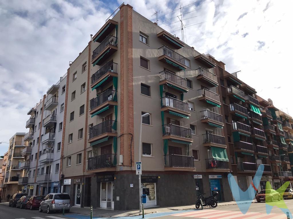 ¡Local comercial con gran visibilidad en Vilanova i la Geltrú – Con patio y escaparate!. Te presentamos este local de 113 m², ideal para montar tu negocio en una zona con alto tránsito peatonal y de vehículos, lo que garantiza una excelente visibilidad y proyección comercial. Situado en una calle muy concurrida y de fácil acceso, el local cuenta con un amplio escaparate, lo que lo hace muy fácil de ubicar y destacar entre la competencia. Además, la facilidad de aparcamiento en los alrededores es un gran valor añadido para tus clientes. El espacio está totalmente diáfano, lo que permite adaptar la distribución según las necesidades del negocio, y ya dispone de un baño en funcionamiento. Como extra, incluye un patio privado, perfecto como zona de descanso, almacenaje o incluso para desarrollar parte de la actividad en exteriores. Disponible tanto en venta como en alquiler, es una excelente oportunidad para emprendedores, inversores o negocios que busquen una ubicación estratégica en Vilanova i la Geltrú. ¡Contacta con nosotros y dale forma a tu nuevo proyecto!
