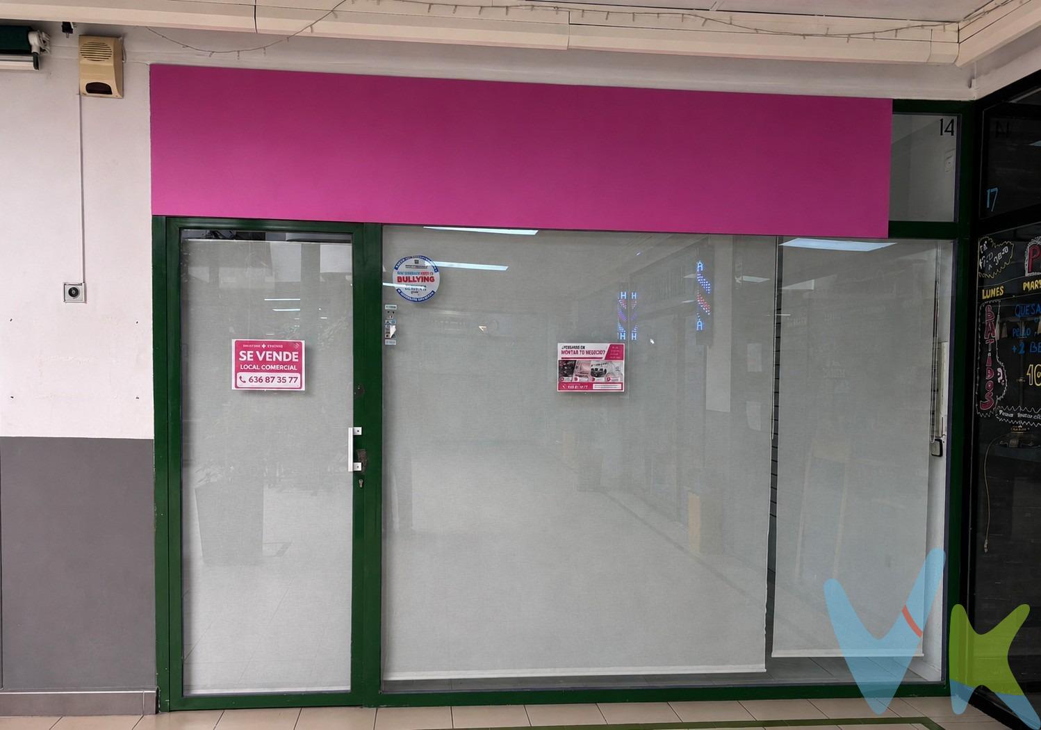 Se ofrece en venta magníficos locales comerciales situados en el reconocido Centro Comercial Zoco de Parque Coimbra, una de las zonas comerciales y de servicios más consolidadas y transitadas del municipio. Cuentan con una ubicación estratégica dentro del complejo, beneficiándose de un elevado tránsito peatonal y una excelente visibilidad para cualquier actividad comercial, profesional o de servicios. Su versatilidad permite adaptarlo a múltiples usos: comercio, oficina, academia, clínica, despacho profesional, entre otros. Ubicados en un entorno plenamente consolidado, rodeado de viviendas, comercios, restauración y servicios, con fácil acceso desde la A-5 y excelentes comunicaciones. El centro comercial dispone de amplias zonas de aparcamiento y una afluencia constante de clientes durante todo el año. Una oportunidad ideal tanto para emprendedores que buscan establecer su negocio en una ubicación estratégica como para inversores que deseen adquirir un activo con gran potencial de rentabilidad.