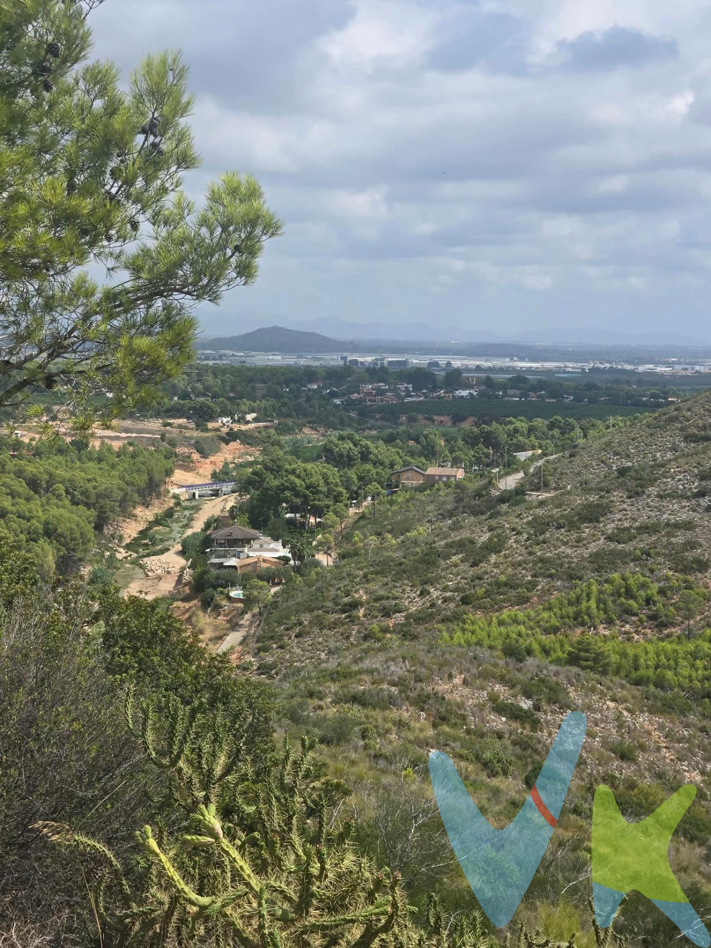 Presentamos una excelente oportunidad inmobiliaria constituida por una parcela de 3.570 m2, en Cumbres de Calicanto. Se emplaza en una suave ladera orientada hacia el entorno natural de la Sierra Perenchisa, lo que garantiza vistas panorámicas despejadas y abiertas sobre el valle y la masa forestal, libres de contaminación visual o construcciones inmediatas que obstaculicen el horizonte. El suelo cuenta con naturaleza urbana registrada, lo que brinda un marco óptimo para la formulación de un proyecto residencial unifamiliar de alta gama (parámetros de edificabilidad, ocupación y alturas concretas sujetos a verificación de cédula urbanística municipal). VENTAJAS COMPETITIVAS Y PUNTOS CLAVE. Dimensión y privacidad: Sus más de 3.500 m2 permiten el desarrollo de un proyecto arquitectónico representativo (vivienda unifamiliar aislada de gran formato, zonas ajardinadas, piscina, áreas deportivas o espacios de ocio integrados en la naturaleza). Entorno residencial consolidado: se sitúa en un microclima residencial tranquilo, de baja densidad y caracterizado por chalets y villas independientes de uso residencial permanente o de segunda residencia de nivel medio-alto. Infraestructuras y accesos: La parcela dispone de fachada directa a vía pública totalmente asfaltada y acceso a las redes de suministros propias del suelo urbano consolidado de la zona. La urbanización Cumbres de Calicanto (Zona San Miguel / Sierra Perenchisa) destaca por ser uno de los enclaves residenciales consolidados más demandados de Valencia: Rápido acceso a las principales autovias permitiendo conectar con el centro de Valencia en 25 minutos y con el Aeropuerto Internacional de Valencia en unos 15 minutos. se encuentran centros educativos de reconocido prestigio (Colegio Internacional de Levante), el campo de golf El Bosque, centros médicos, supermercados, hostelería y líneas de autobús interurbano. Nota: La información descriptiva expuesta se basa en los datos registrales de la propiedad. Se recomienda a los interesados realizar las comprobaciones oportunas ante el Ayuntamiento de Torrent para concretar las determinaciones urbanísticas aplicables al proyecto pretendido. VENTA:. PVP 170.000€. Gastos e impuestos no incluidos en el precio. La compra conlleva impuestos y gastos de formalización para el comprador. A título orientativo se informa que en segundas transmisiones el ITP con carácter general en Valencia es del 9%, pudiendo existir otros tipos impositivos atendiendo a las circunstancias personales del comprador u otras circunstancias previstas legalmente. Base imponible del impuesto el mayor valor entre el precio de compraventa, la tasación o el valor de referencia catastral. En cuanto a los gastos de notaría y registro, en su caso, suelen oscilar aprox. entre 1,5% y 2,5% (aranceles variables según precio, n.º de copias y complejidad). El comprador elige notario. Si el comprador precisase de hipoteca: tasación, condiciones y costes bancarios serán según entidad elegida por el comprador, así como los gastos de gestoría, y cualesquiera otros gastos inherentes a la formalización de la compraventa que legalmente correspondan a la parte compradora, salvo pacto expreso en contrario con el vendedor. El consumidor tiene, conforme a la normativa vigente, a su disposición información y documentación adicional relativa al inmueble y condiciones de la compraventa, que podrá ser consultada en C/Joaquín Costa 4, bajo 46005 Valencia o urbe2@remax.es. Honorarios de mediación inmobiliaria a cargo del COMPRADOR: (3% del precio final de venta más IVA (21%), salvo otro pacto.); y de VENDEDOR (según acuerdo con el mismo). Se informa al consumidor que la agencia actúa como intermediaria inmobiliaria en la operación, estando cualquier eventualcompraventa y sus condiciones sujeta a la aceptación expresa del propietario-vendedor y a la posterior formalización del correspondiente contrato.