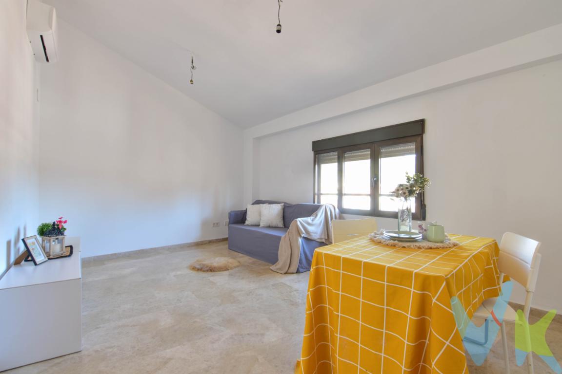  Se presenta magnífica oportunidad de adquirir un acogedor piso en venta en la encantadora localidad de Serra. Este inmueble, construido recientemente en el año 2021, ofrece modernas instalaciones y un diseño contemporáneo, garantizando el confort y la funcionalidad que toda familia busca en su nuevo hogar. Situado en la planta 03 del edificio, se disfruta de agradables vistas y abundante luz natural.Cuenta con un total de 70 metros cuadrados construidos, de los cuales 58 son útiles, cuidadosamente distribuidos para maximizar el espacio disponible. Al cruzar la puerta, se percibe una atmósfera cálida y acogedora que invita al relax. La vivienda dispone de dos habitaciones espaciosas que ofrecen versatilidad; ideales tanto para dormitorios como para destinar uno de ellos a despacho o estudio, según las necesidades de sus futuros propietarios.Una cocina independiente, completamente equipada, se encuentra lista para acoger inolvidables momentos culinarios. Las superficies de trabajo y el almacenamiento han sido pensados para facilitar al máximo las tareas diarias, sin dejar de lado la estética moderna y elegante. El salón-comedor se presenta como el corazón del piso, un lugar dedicado al descanso y la convivencia familiar, diseñado para disfrutar de agradables conversaciones o simplemente relajarse tras un largo día.Los alrededores ofrecen, un entorno tranquilo en plena naturaleza, propio de la idílica Serra, permitiendo disfrutar de la paz y serenidad que solo este tipo de ubicaciones pueden ofrecer.Es un piso ideal tanto para parejas jóvenes que buscan su primer hogar como para quienes desean mejorar su calidad de vida en un espacio moderno y funcional. La elección perfecta para aquellos que valoran un diseño contemporáneo combinado con la comodidad de instalaciones recién estrenadas.Le invitamos a contactar para obtener más detalles acerca de este exclusivo inmueble y agendar una visita que le permitirá vivir la experiencia que este maravilloso piso tiene para ofrecer. No pierda la oportunidad de convertirlo en su próximo hogar. La calidez y la modernidad le esperan en la encantadora localidad de Serra.El precio del inmueble no incluye los honorarios dela agencia que ascienden al 3% del precio final del inmueble, ni los gastos de notaría y registro de la propiedad (que están sujetos a aranceles y varían dependiendo del precio de escrituración), ni los impuestos (que en la Comunidad Valenciana varían dependiendo del precio del inmueble y de las características personales del comprador). 