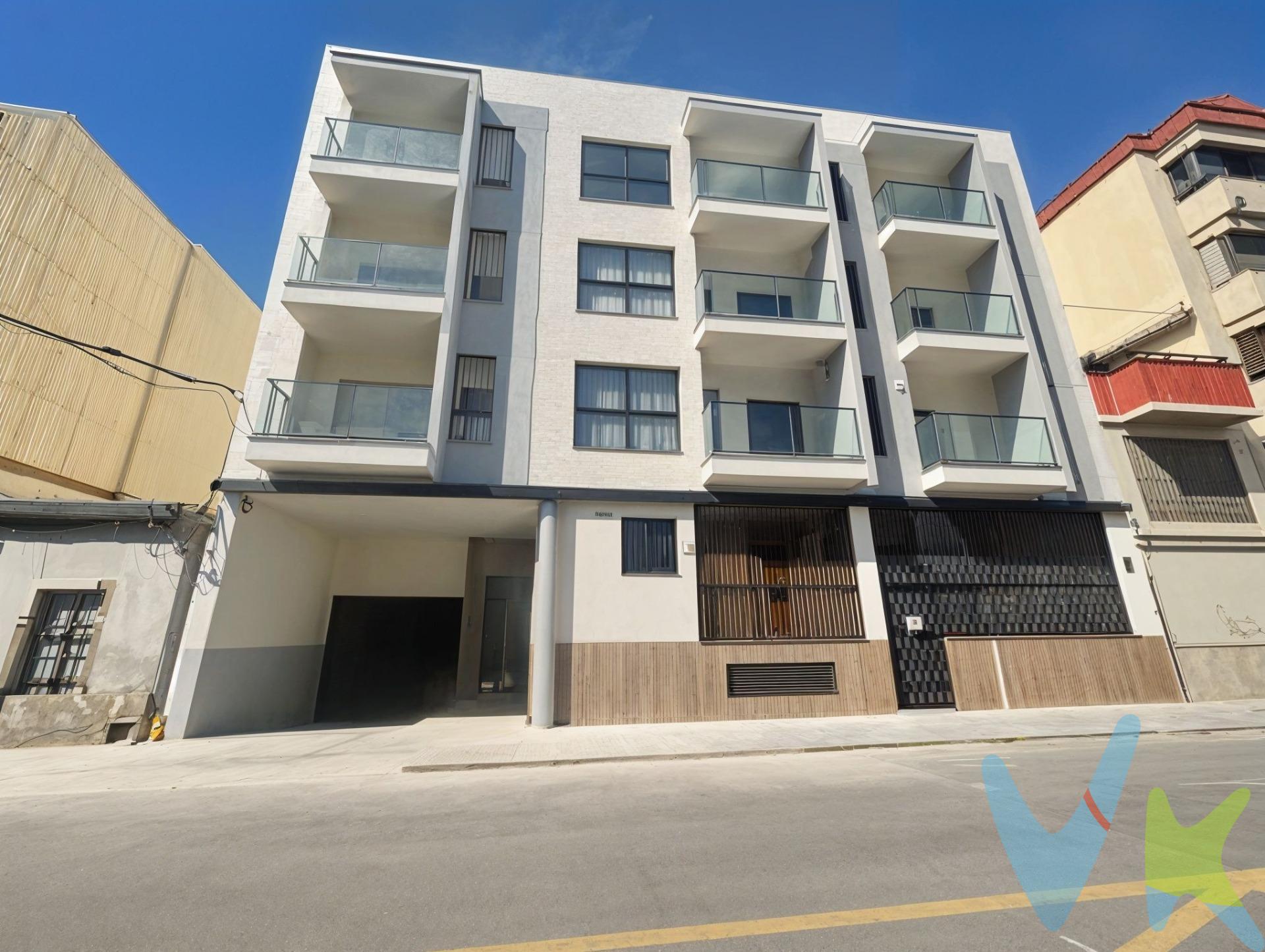 Descubre este espectacular piso a estrenar de 114 m² construidos, pensado para enamorar desde el primer momento. Ubicado en pleno centro de Paterna, combina a la perfección amplitud, modernidad y calidades premium. La vivienda ofrece 3 amplias habitaciones y 2 baños completos, con una distribución inteligente que aprovecha cada rincón. El verdadero protagonista es su luminoso salón-comedor, bañado por luz natural gracias a sus grandes ventanales, con salida directa a una fantástica terraza donde disfrutar del aire libre sin salir de casa. Además, cuenta con un encantador patio interior acristalado, que aporta un extra de luz y un toque único tanto al salón como al pasillo, creando una sensación de espacio y bienestar inigualable. La cocina, equipada con placa vitrocerámica, horno y campana extractora, incluye una práctica galería independiente, perfecta para el día a día. En cuanto a calidades, este piso marca la diferencia:. Suelos porcelánicos imitación madera. Ventanales de PVC Climalit en elegante color negro. Armarios empotrados en todas las habitaciones y en el recibidor. Pensado para tu confort en cualquier época del año:. Sistema de climatización frío/calor por bomba. Agua caliente mediante aerotermia. Calificación energética B, que garantiza eficiencia, ahorro y sostenibilidad. Incluye una amplia plaza de garaje en sótano -1, con rampa de acceso de poca pendiente, lo que facilita la entrada y salida, y con espacio cómodo para maniobrar y aparcar sin complicaciones. Una vivienda moderna, eficiente y lista para entrar a vivir, perfecta tanto para familias como para quienes buscan calidad de vida en una ubicación privilegiada. No dejes pasar esta oportunidad. Tu nuevo hogar te está esperando. VENTA:. PVP 335.000€.  Gastos e impuestos no incluidos en el precio. La compra conlleva impuestos y gastos de formalización para el comprador. A título orientativo se informa que en segundas transmisiones el ITP con carácter general en Valencia es del 10%, pudiendo existir otros tipos impositivos atendiendo a las circunstancias  personales del comprador u otras circunstancias previstas legalmente. Base imponible del impuesto el mayor valor entre el precio de compraventa, la tasación o el valor de referencia catastral. En cuanto a los gastos de notaría y registro, en su caso,  suelen oscilar aprox; entre 1,5% y 2,5% (aranceles variables según precio, n.º de copias y complejidad). El comprador elige notario. Si el comprador precisase de hipoteca: tasación, condiciones y costes bancarios serán según entidad elegida por el comprador, así como los gastos de gestoría, y cualesquiera otros gastos inherentes a la formalización de la compraventa que legalmente correspondan a la parte compradora, salvo pacto expreso en contrario con el vendedor. El consumidor tiene, conforme a la normativa vigente, a su disposición información y documentación adicional relativa al inmueble y condiciones de la compraventa, que podrá ser consultada en C/Joaquín Costa 4, bajo 46005 Valencia o urbe2@remax.es. Honorarios de mediación inmobiliaria a cargo del  COMPRADOR: (3% del precio final de venta más IVA (21%), salvo otro pacto.); y de VENDEDOR (según acuerdo con el mismo). . Se informa al consumidor que la agencia actúa como intermediaria inmobiliaria en la operación, estando cualquier eventual compraventa y sus condiciones sujeta a la aceptación expresa del propietario-vendedor y a la posterior formalización del correspondiente contrato.